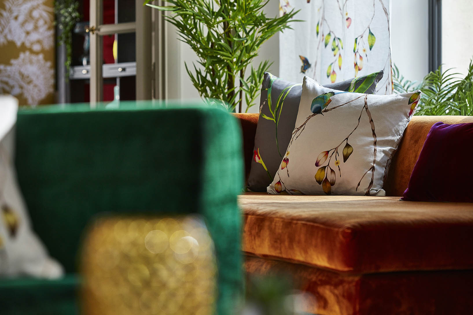 Grønt og oransje interiør