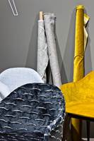 <b>OKER KONTRAST:</b> MENU var blant mange utstillere som brukte oker som kontrast mot grått, og det gjelder å kombinere ulike tekstiler.