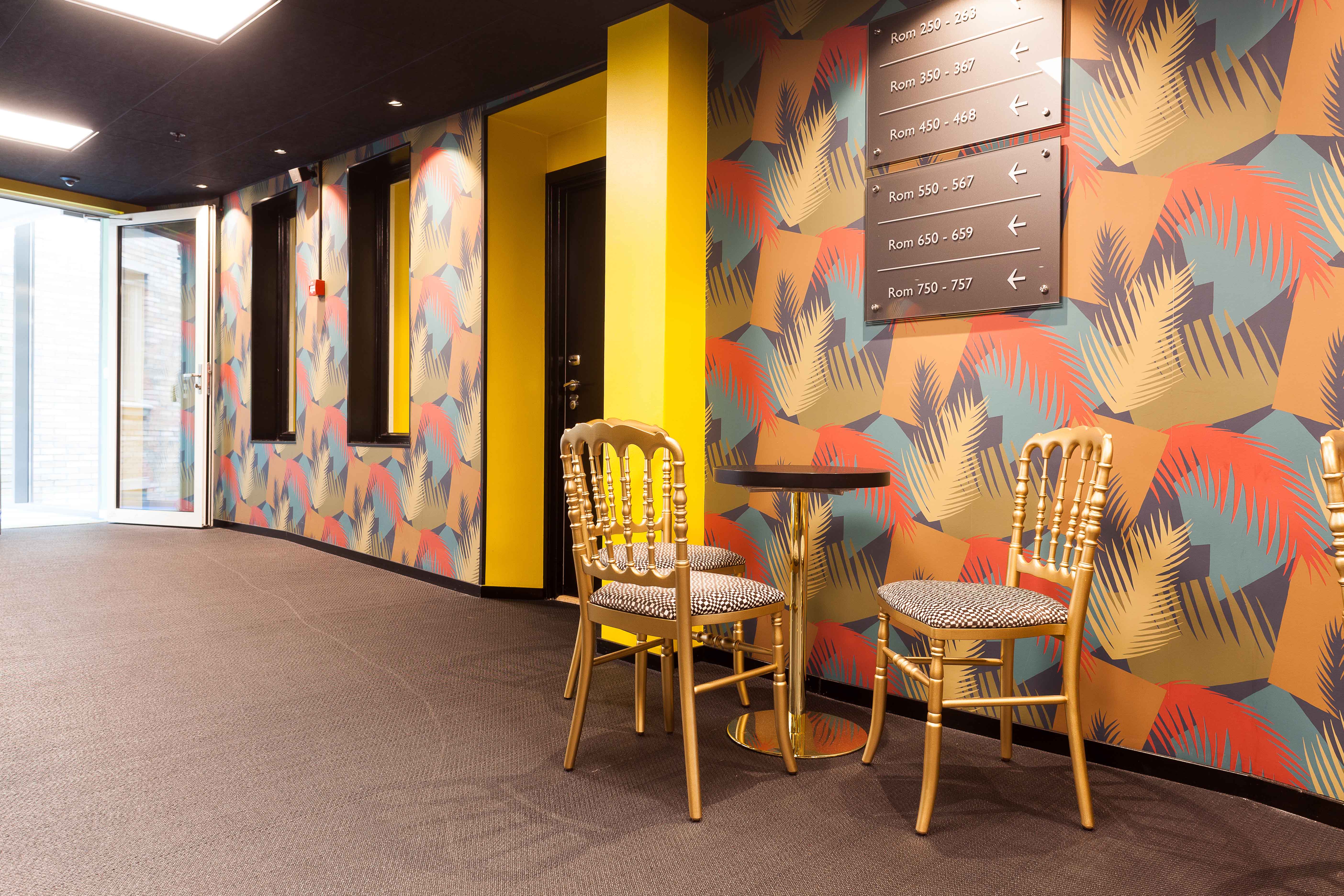 Fargerikt tapet på hotell