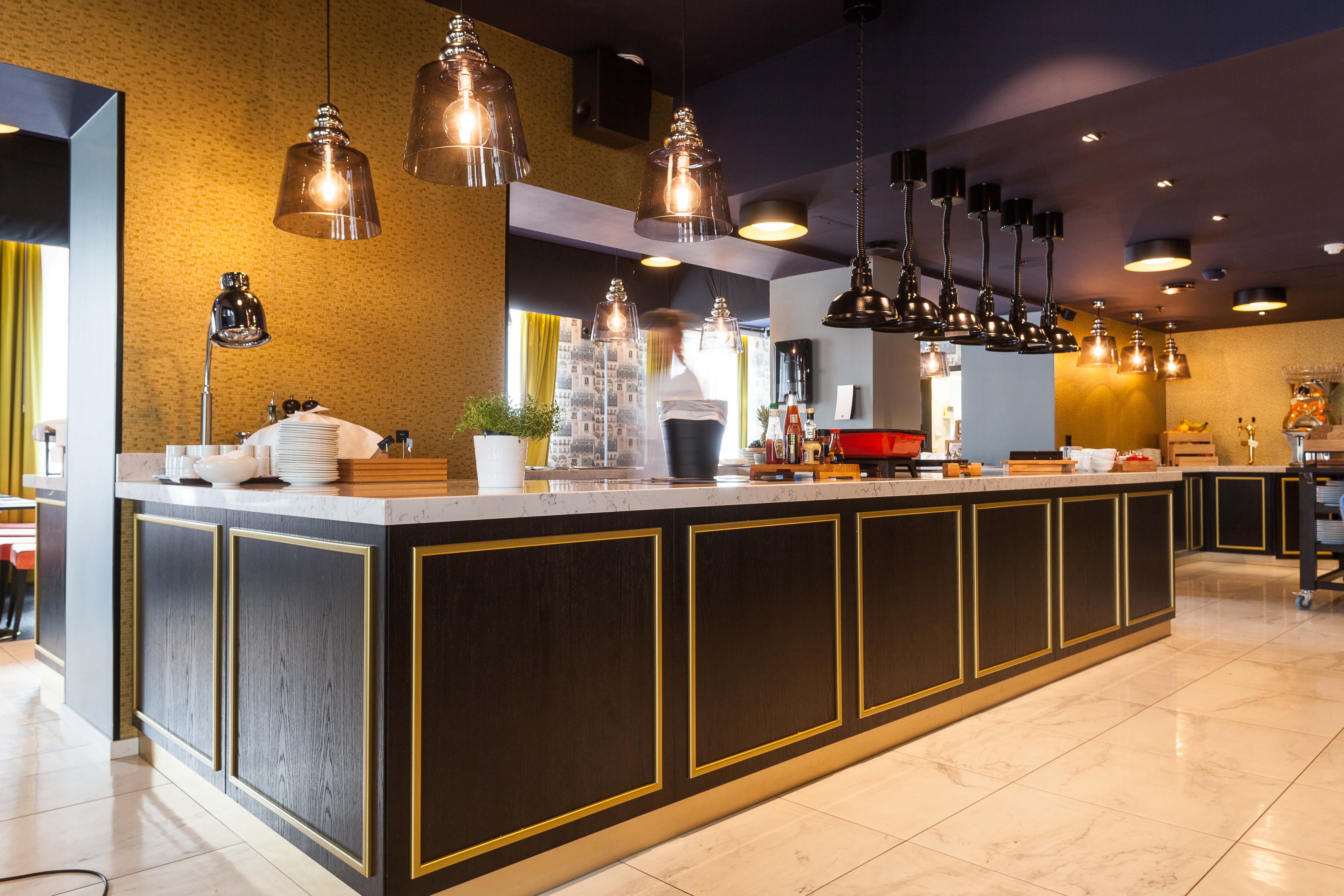 Svart tak og gullvegger