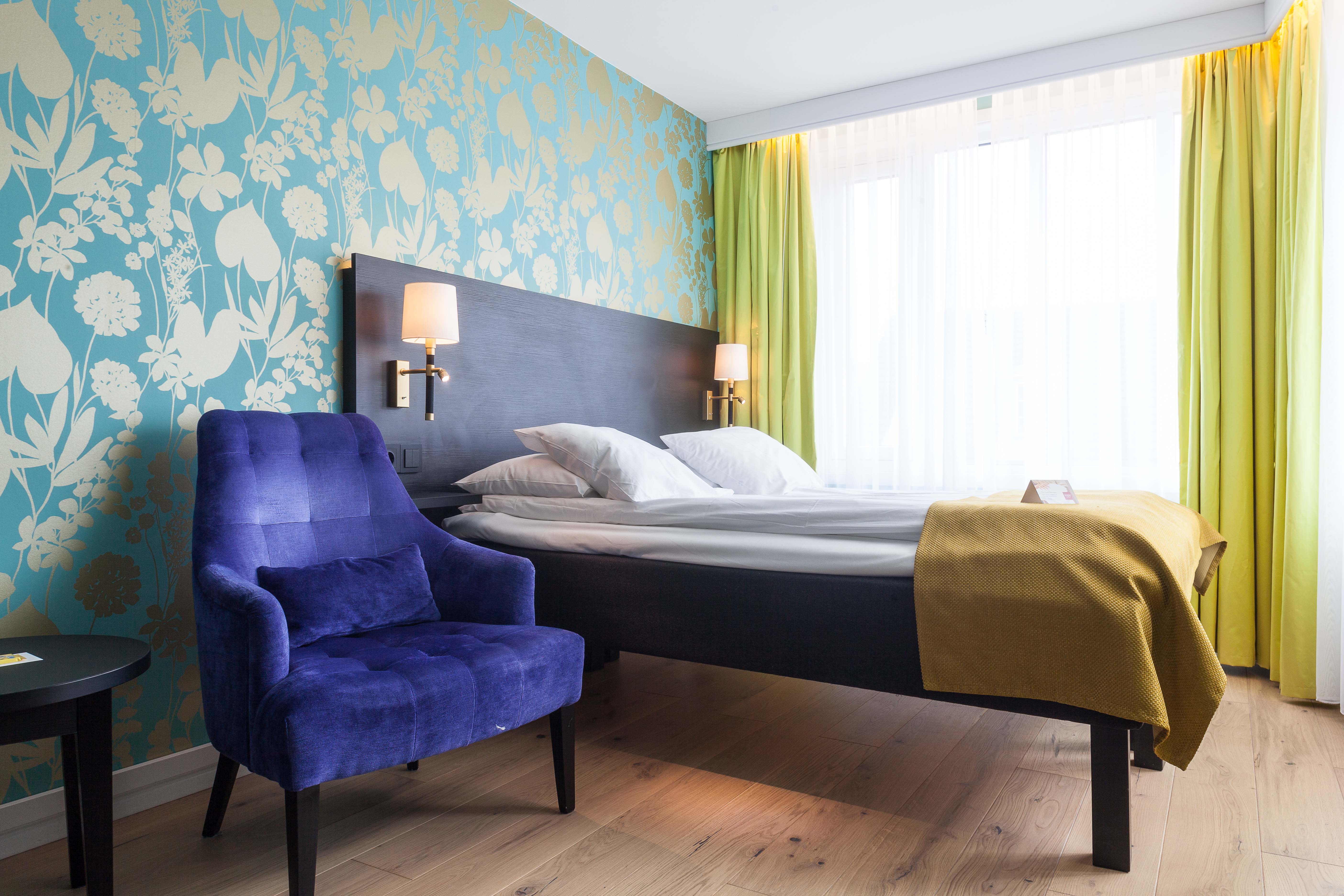 Hotellstil med tapet og tekstiler