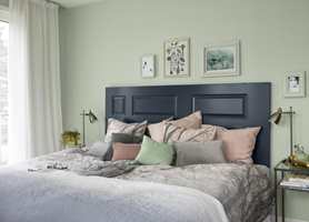 GJENBRUK: Å bruke en gammel dør som sengegavl er stilig og moderne gjenbruk. Mal den i en søvndyssende farge. 