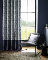 GARDINER: Lange gardiner, fra tak til gulv, er et «must» for å gjenskape hotellstilen.