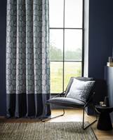 <b>GARDINER:</b> Lange gardiner, fra tak til gulv, er et «must» for å gjenskape hotellstilen.