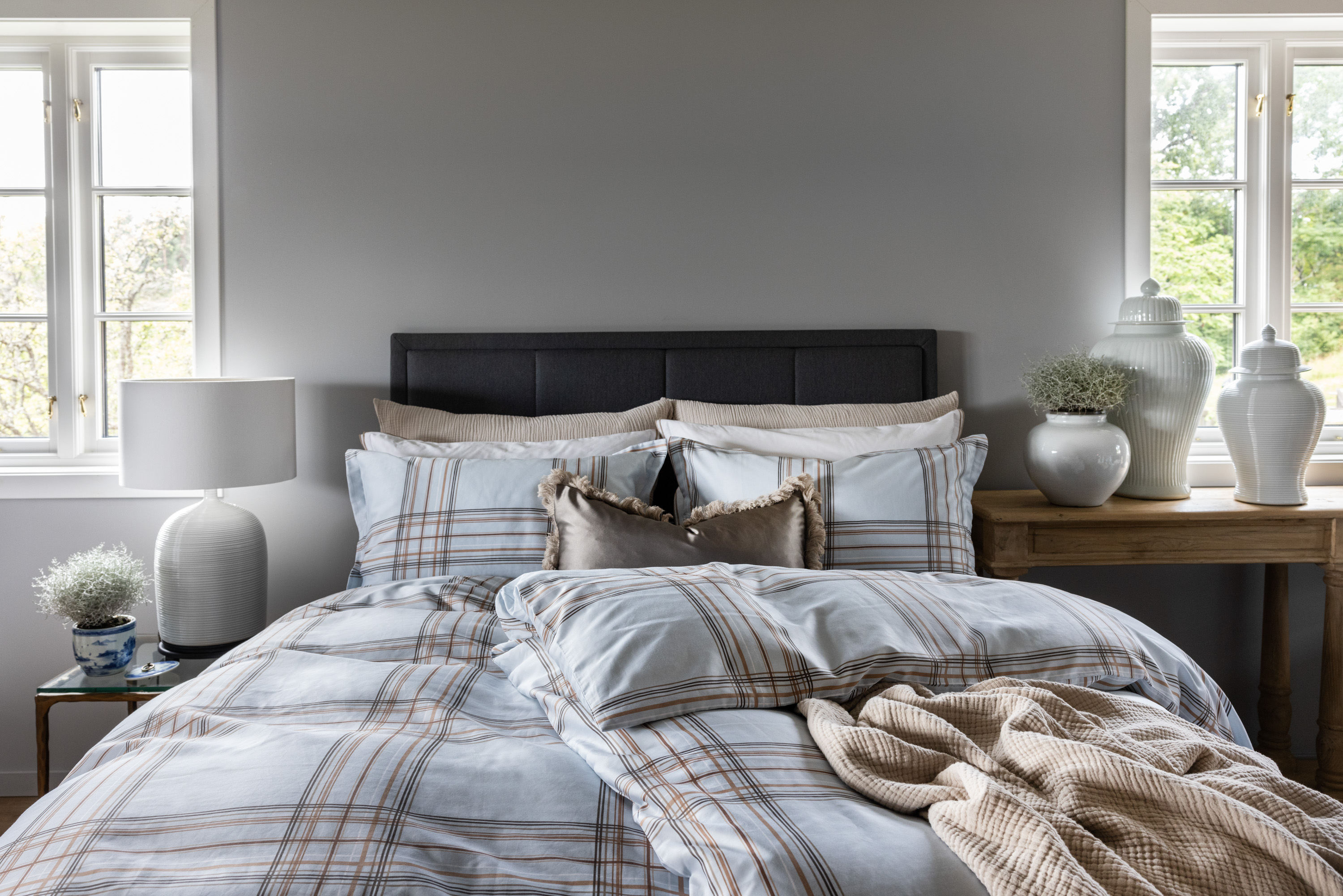 blått sengetøy, fin oppredd seng