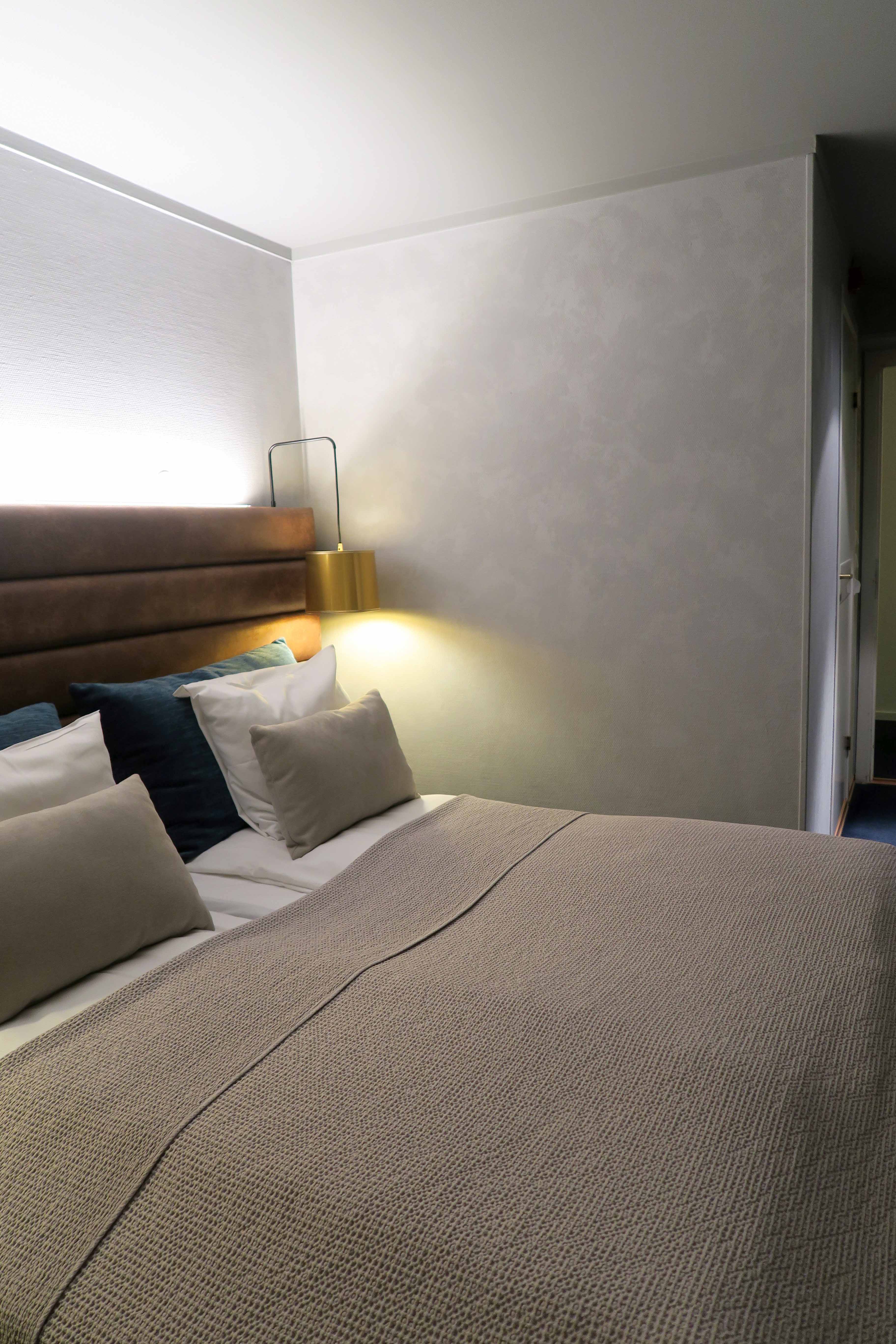 PÅ HOTELLET: På Radisson Blu Polar Hotel Spitsbergen har de valgt å male 67 rom med Fresco «Riversilt» fra Pure & Original.  