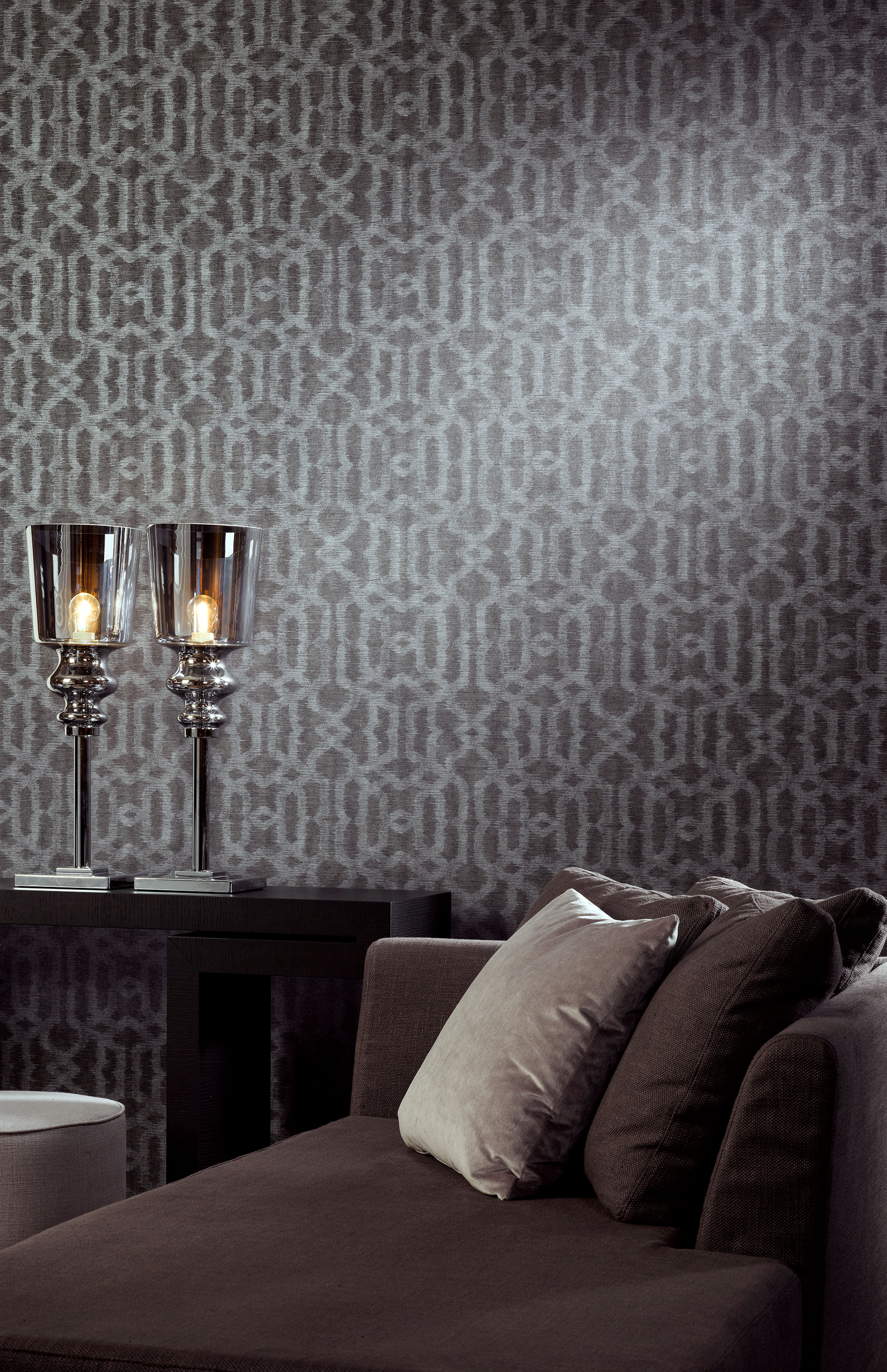 Tapetene fra Delicate Chic er perfekte for å skape en lun hule à la hotellstilen, sier Birgit fra Borge.  Mønstrene er ton-i-ton med bakgrunnsfargen noe som gjør de perfekte å bruke på alle fire veggene.