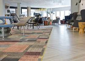 Doos Arkitekter har plukket ut møbler fra ulike produsenter og i forskjellig stil til sittegruppene i lobbyområdet. 