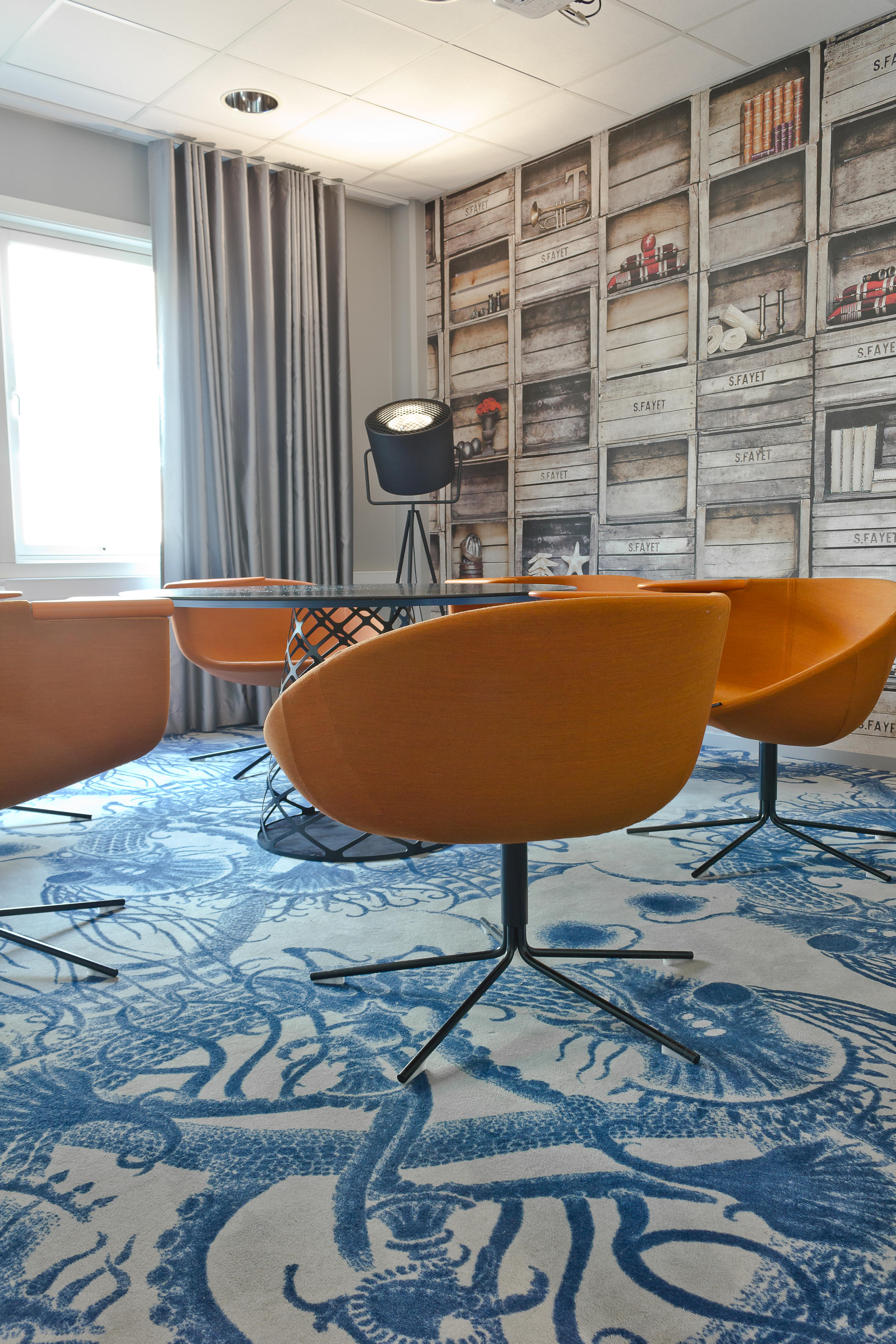 Sjøuhyret på teppegulvet er et uhøytidelig innslag i konferanseavdelingen.