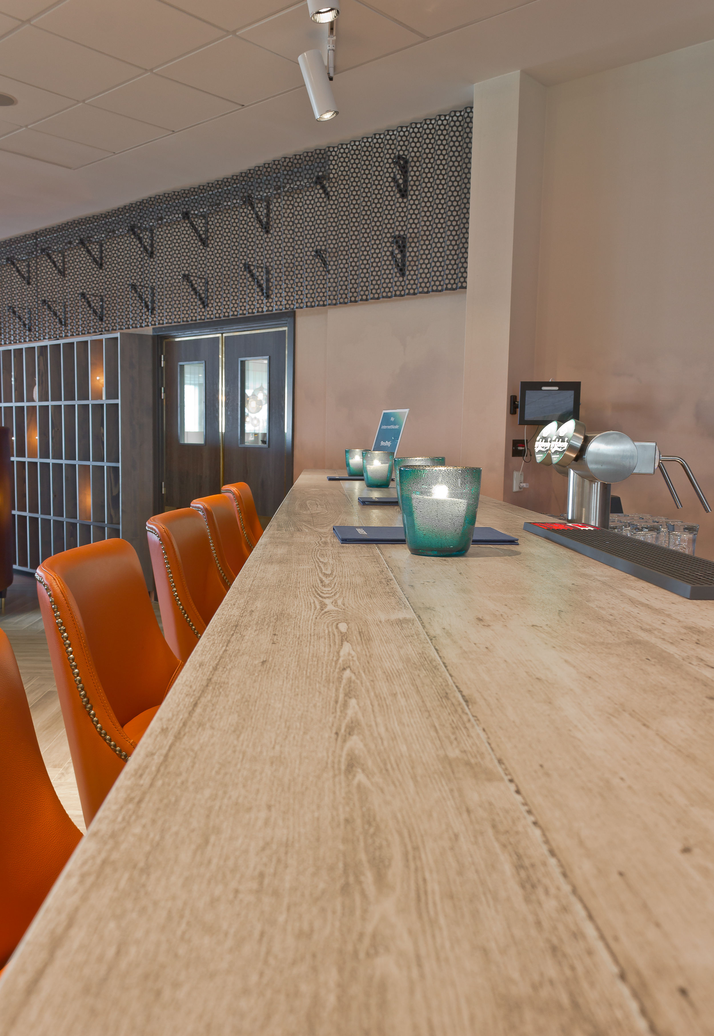 Bardisken er dekket med ulike keramiske Höganäs-fliser. På toppen ligger Formwork Ash 150 mm x 1200  mm. 