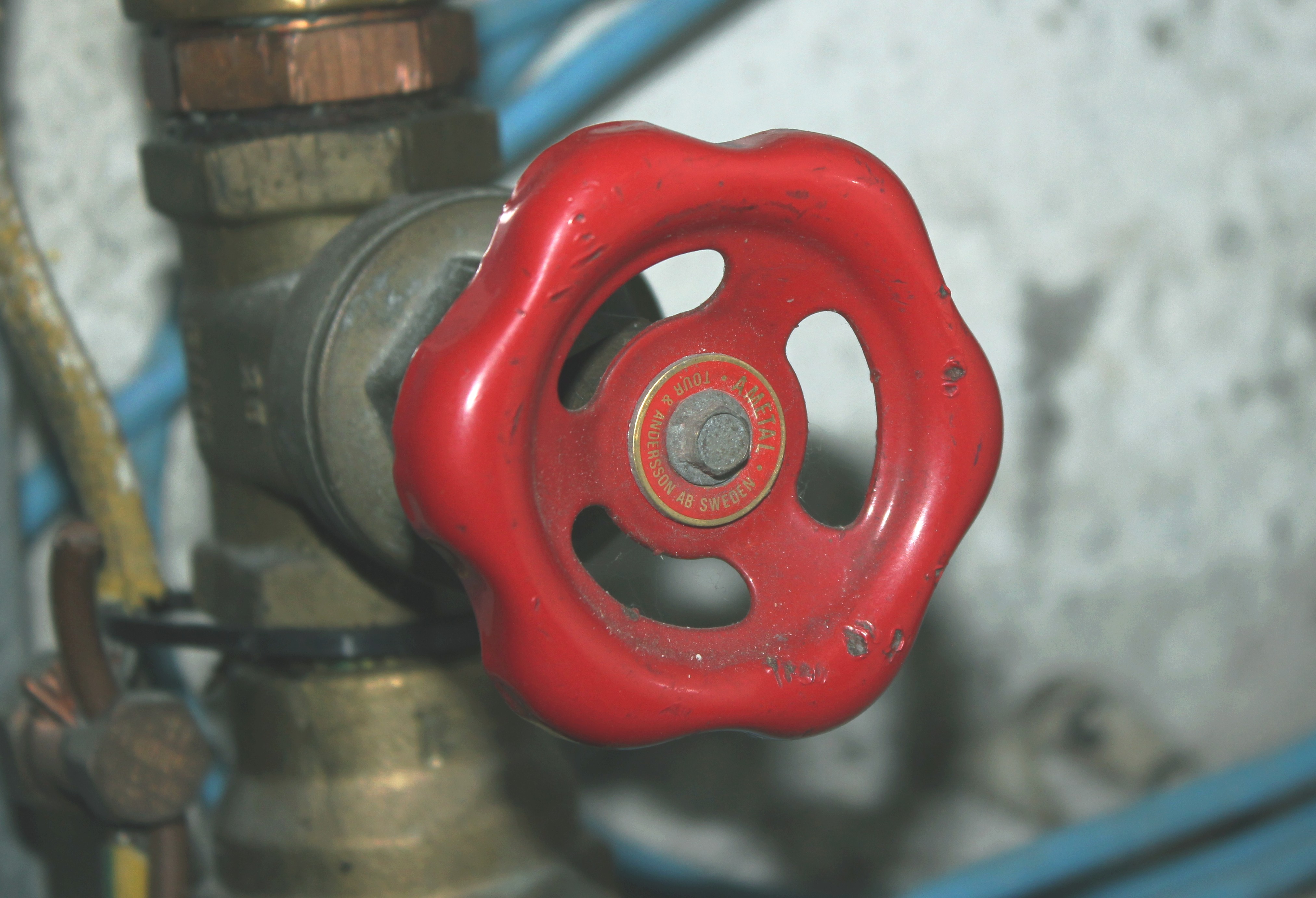 Steng stoppekranen når du skal være lenge borte.