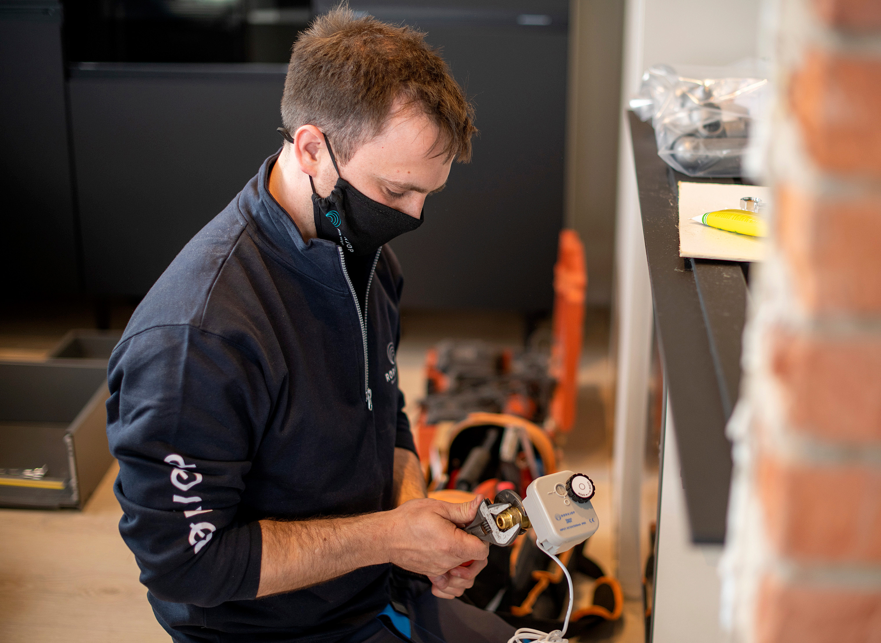 Rørlegger fra Rørkjøp monterer vannstoppekran fra O. Berge og Rørkjøp