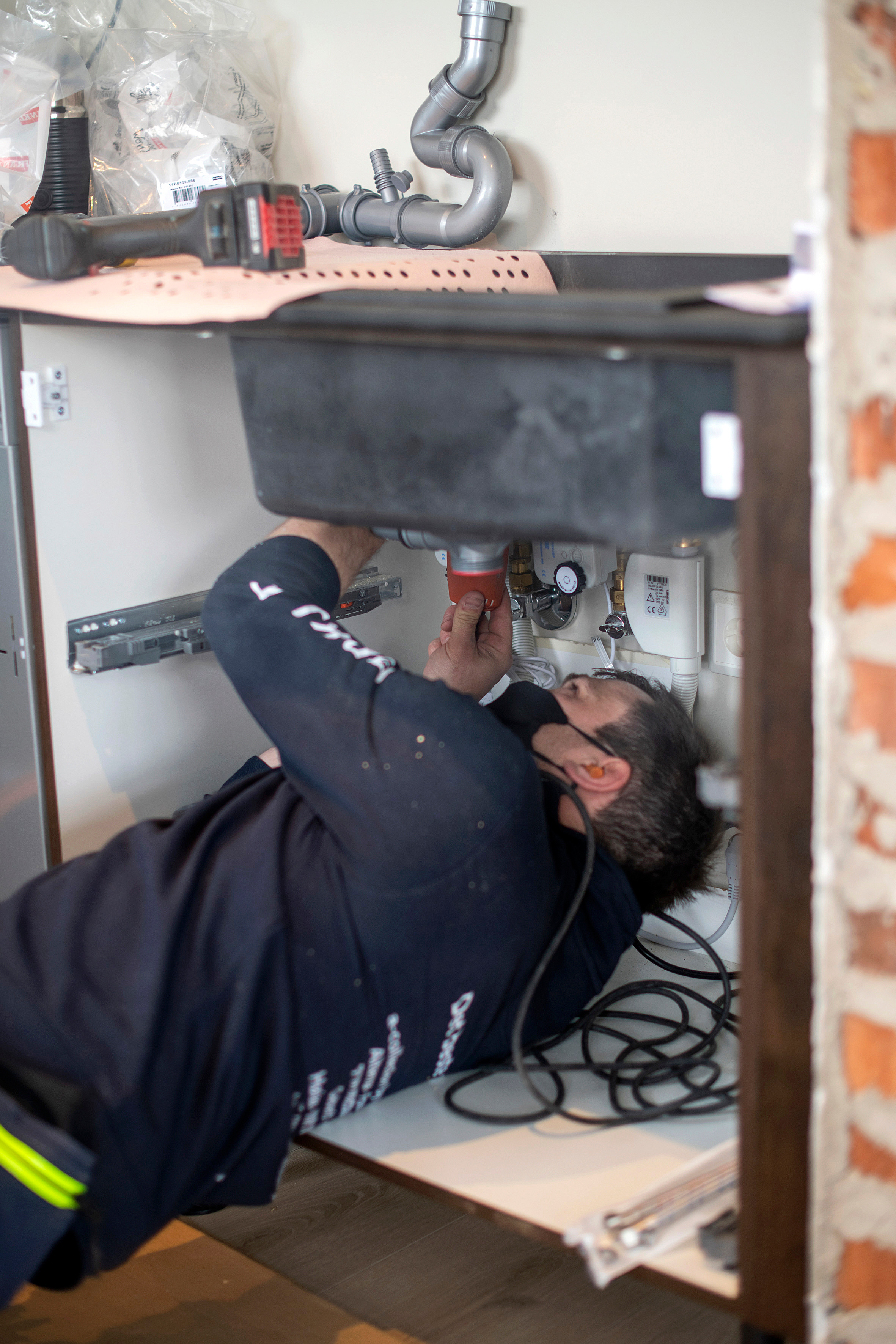 Rørlegger installerer  nytt røropplegg