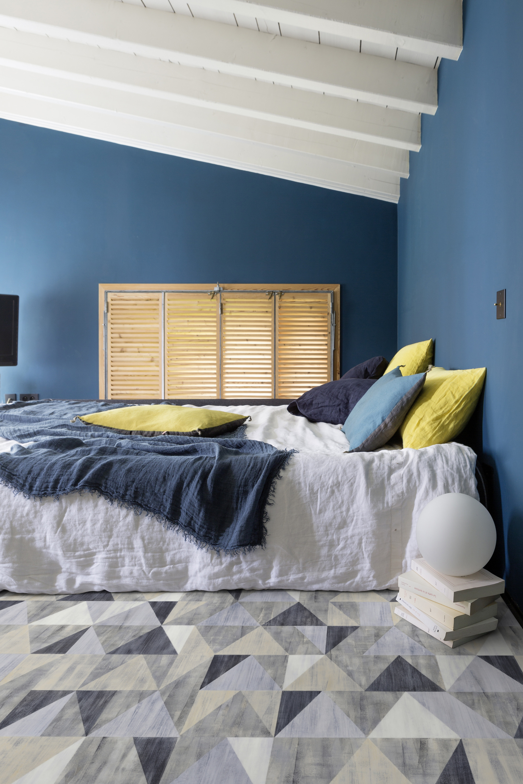  GEOMETRISK:  To trender i ett - geometrisk mønster og blåfargen. Nye HQR fra Gerflor er et boligvinylbelegg på 2 og 4 meters bredde. 