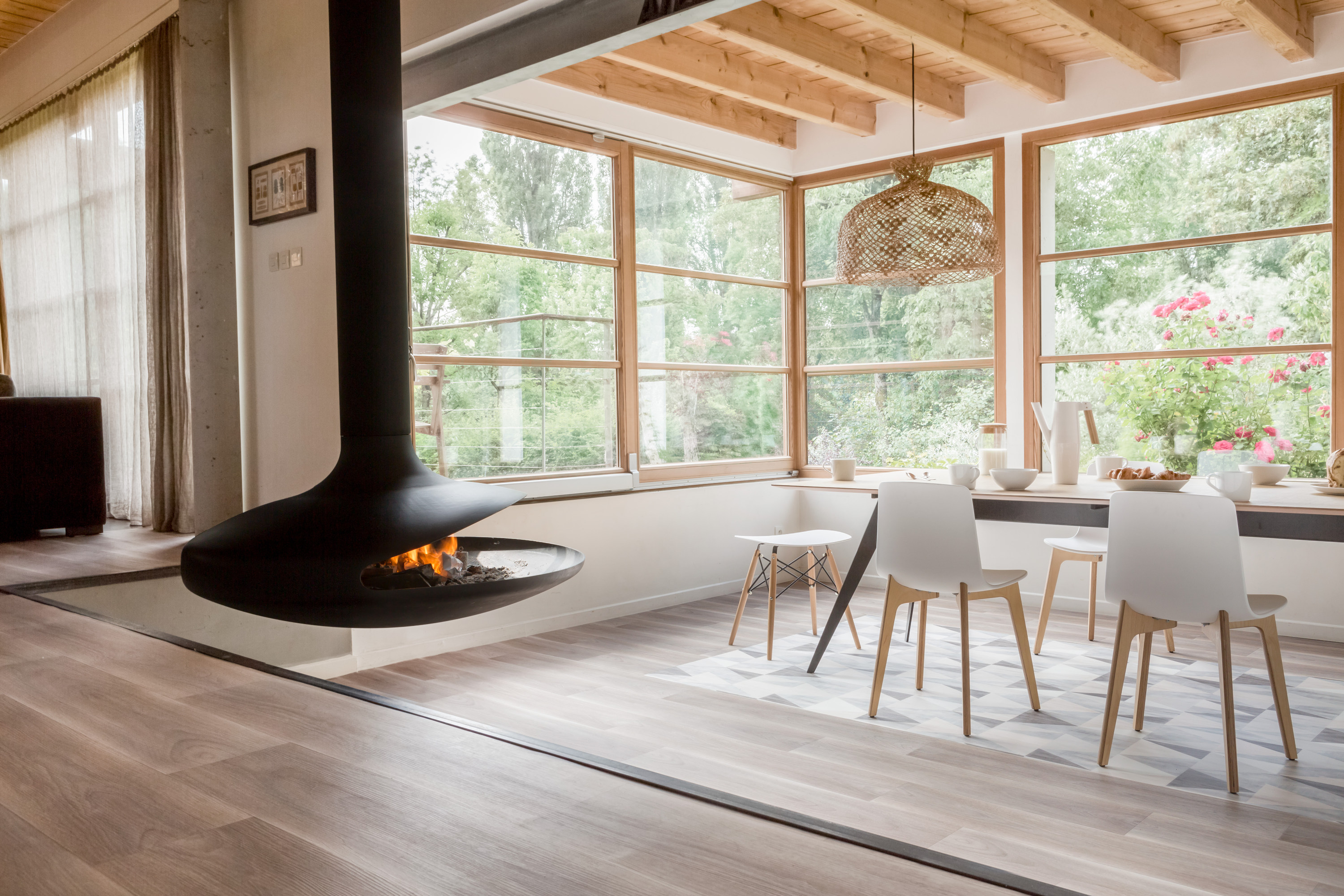  BREDT OG LANGT:  Trenden med ekstra brede og lange parkettbord er kommet også til vinylverdenen. Her er tredesignet Elegant kombinert med det geometriske Diamond i gråbeige. 