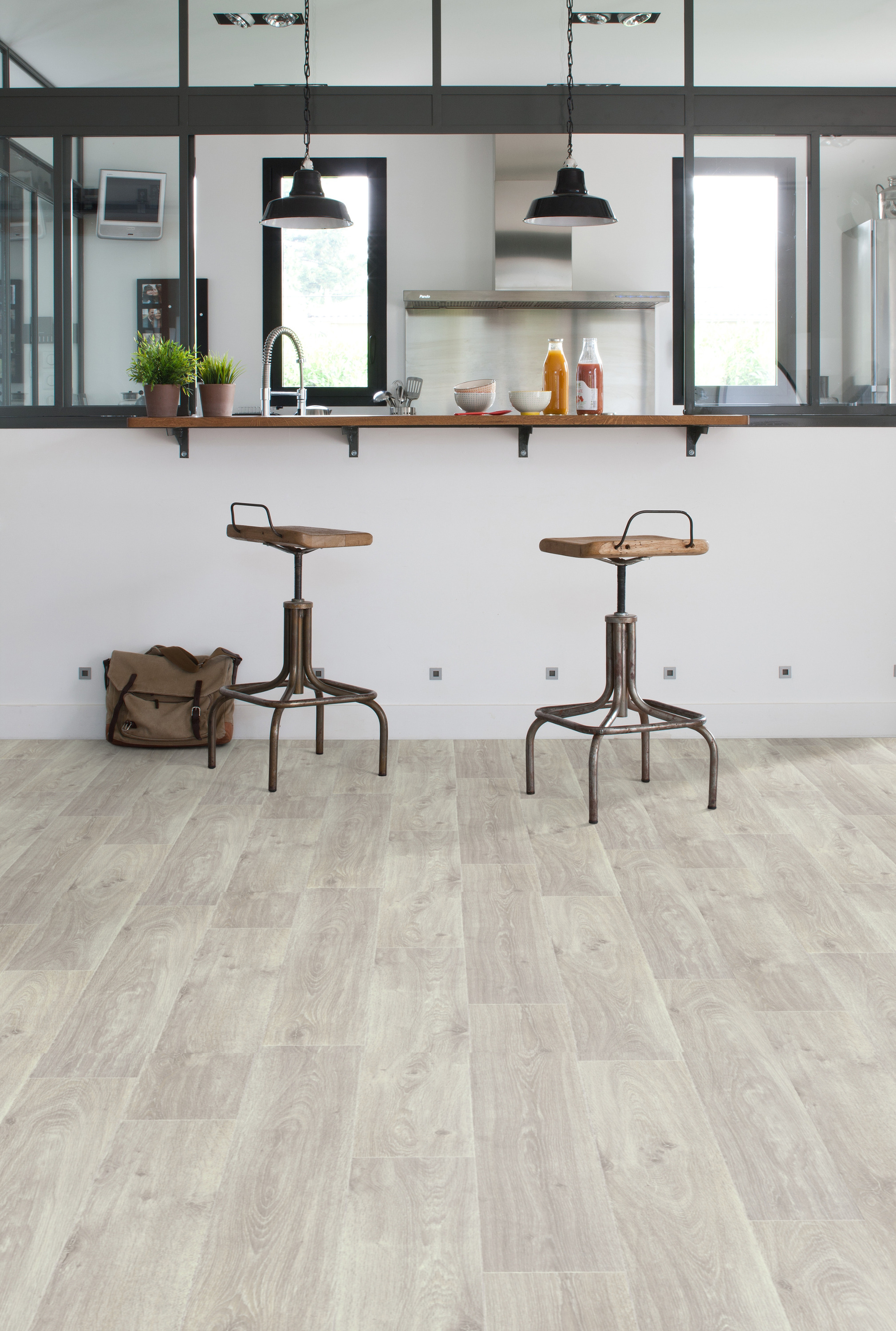  PROBLEMLØSER:  HQR har en unik tekstilbakside med over 95 prosent resirkulert fiber. Baksiden demper lyder og tar opp små ujevnheter i underlaget. 