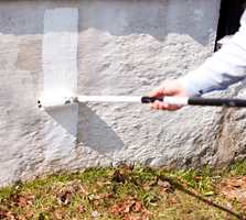 Grunnmuren får tøff behandling, og fuktighet er ofte årsaken til skader på mur.