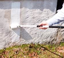 Grunnmuren får tøff behandling, og fuktighet er ofte årsaken til skader på mur.