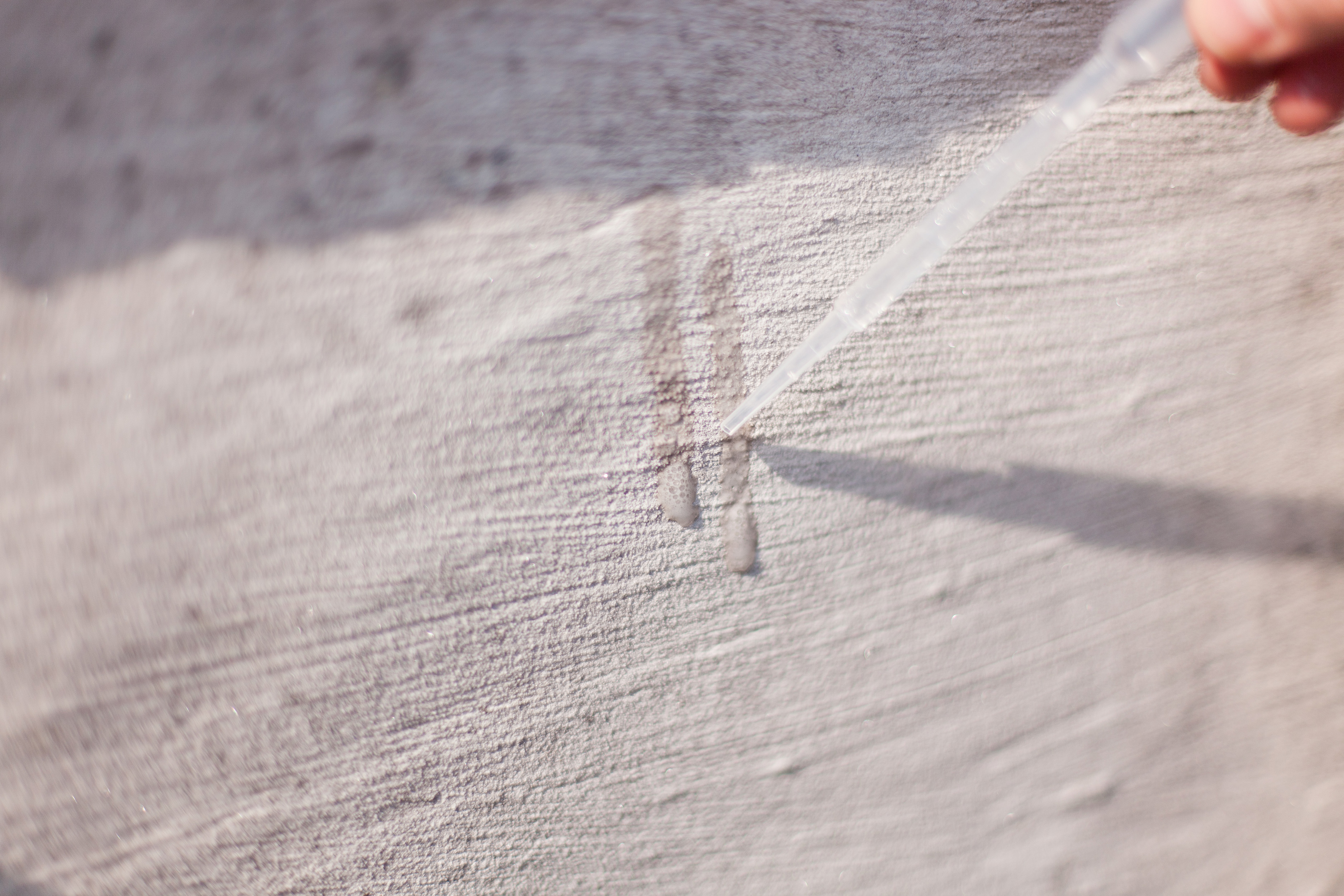 Saltsyre som påføres en silikatmalt flate vil få malingen til å bruse opp. 