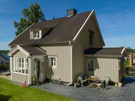 HUSDRØM: Huset trenger vedlikehold. Det er på sommeren det meste utendørs blir gjort. (Foto: Beckers) 