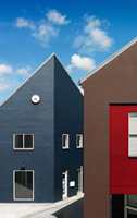 BLÅTT HUS: Dersom huset har en form som skiller seg fra øvrig bebyggelse er blått en spennende farge å bruke for å framheve at det er «annerledes».    