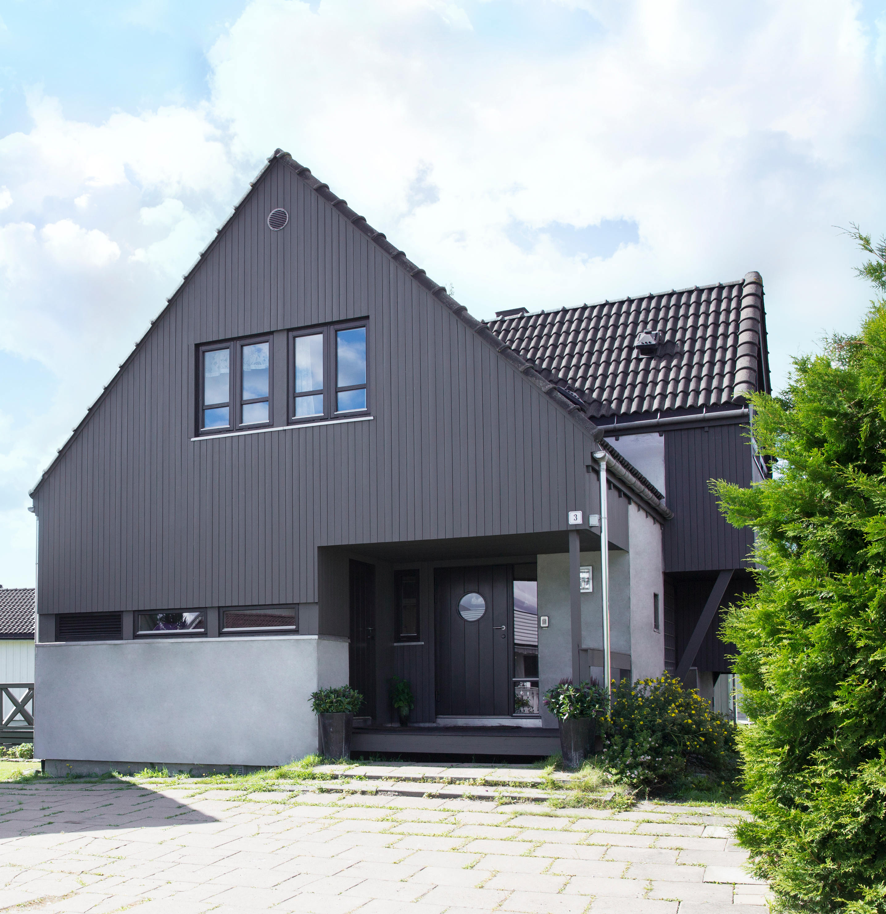 En gråfarge som er nøytral på kartet vil dra seg mot blått eller lilla på huset. Omgivelsene vil også påvirke fargen.  