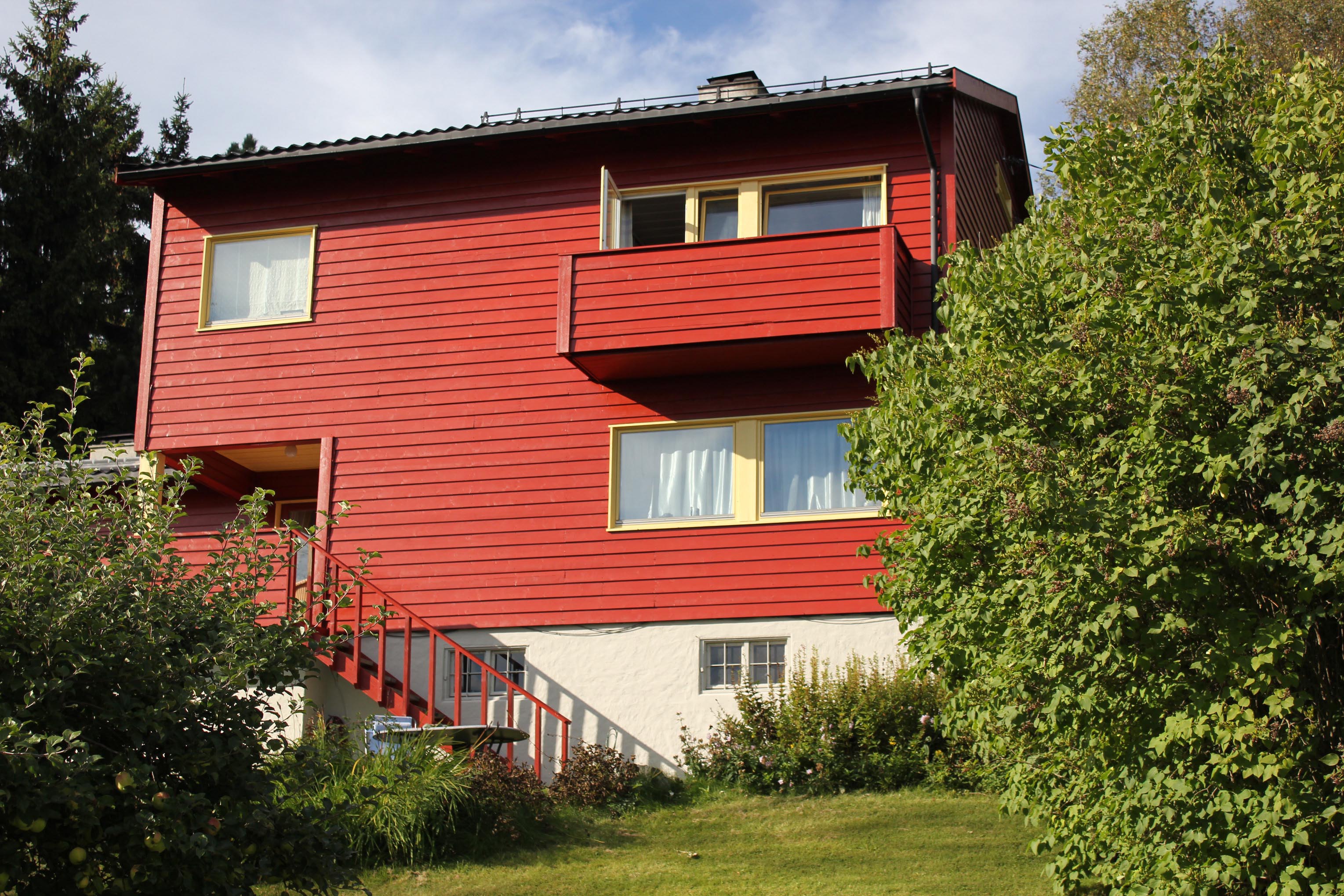 En farge som ser gulaktig rød ut på fargekartet vil miste gulskjæret og bli mer rød når den kommer opp på veggen.  