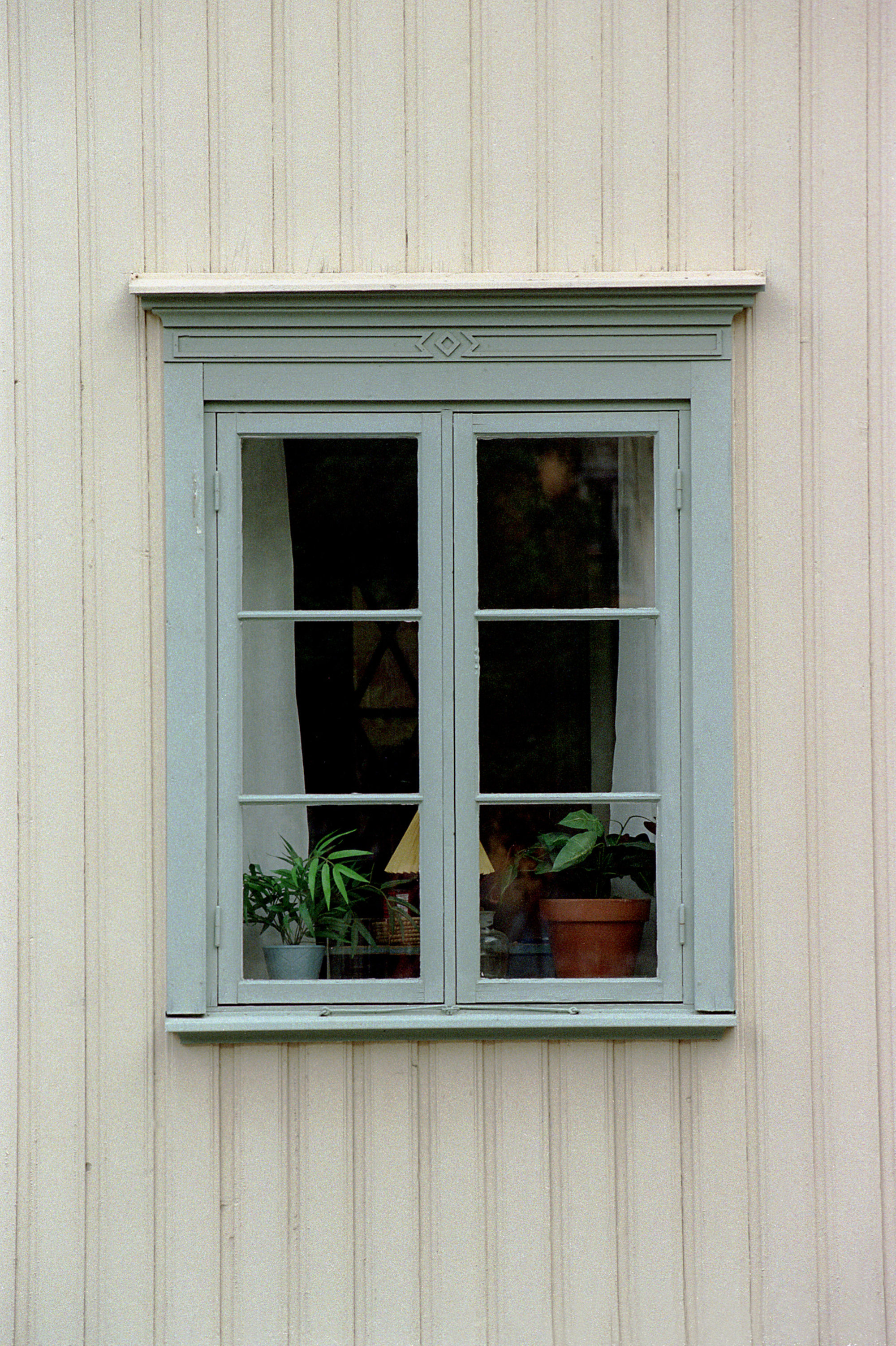 hvite vegger blågrønt vindu 