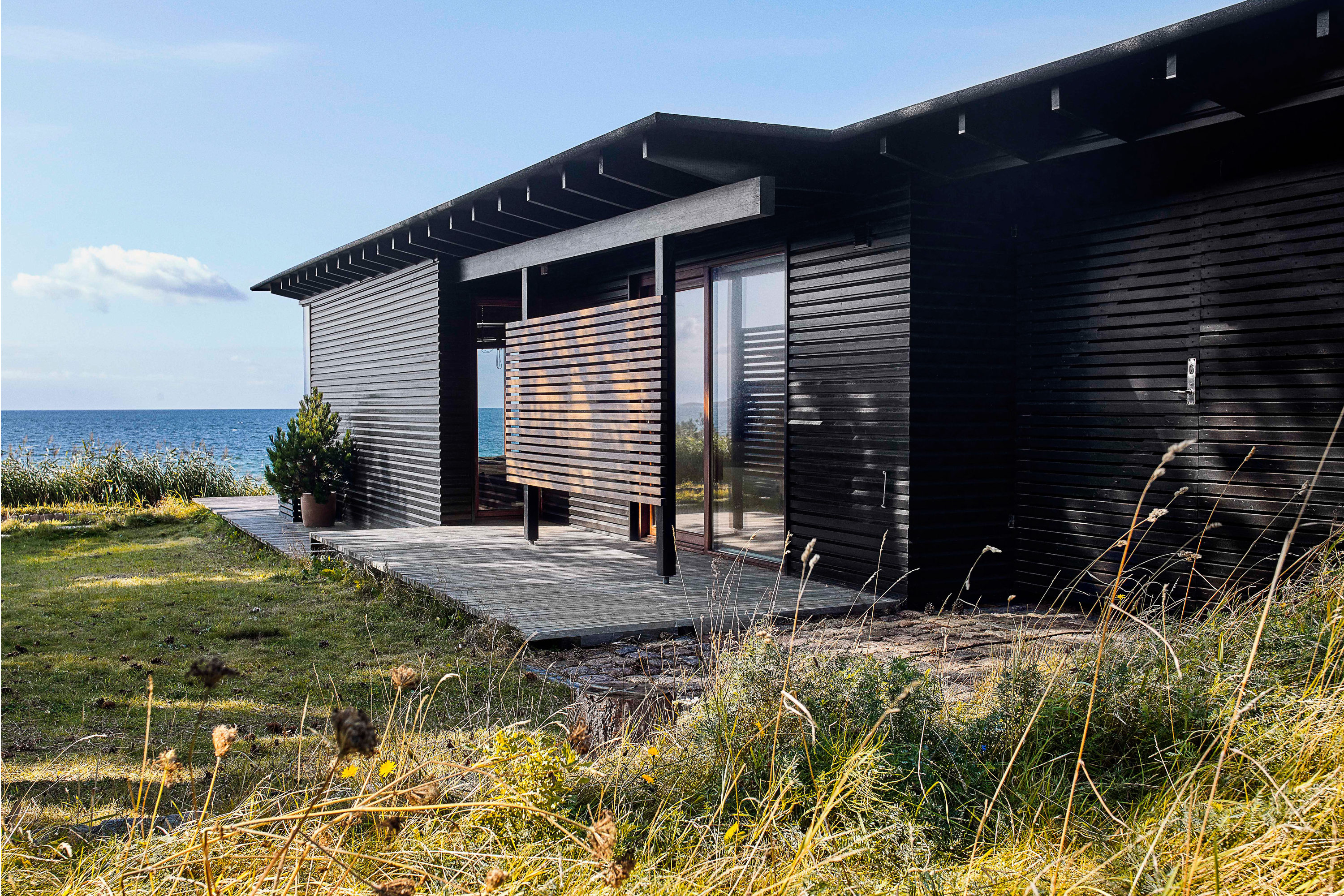 mørkt hus ved havet 