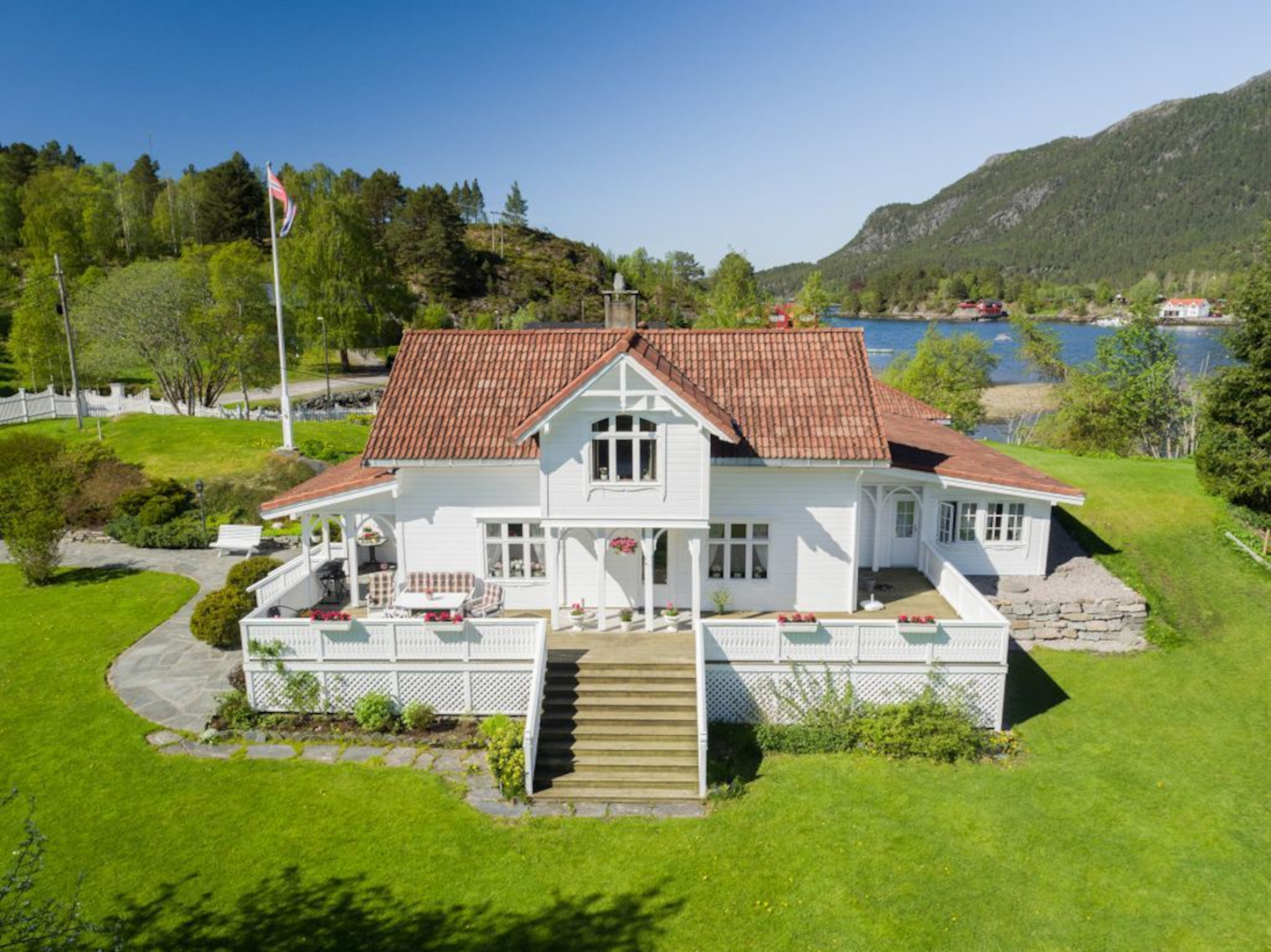 hvitt hus rødt tak gress 