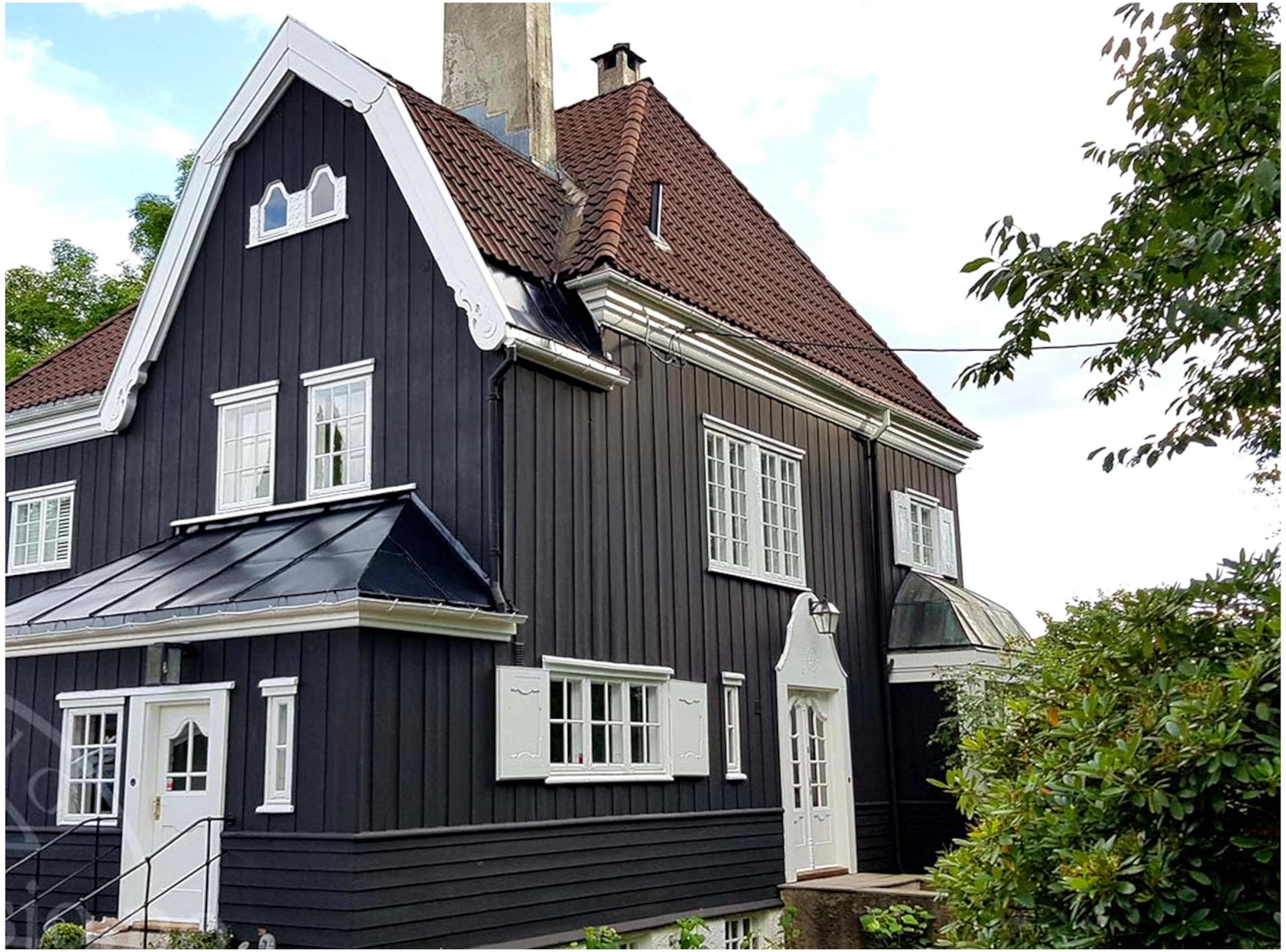 svart stort hus med hvitt