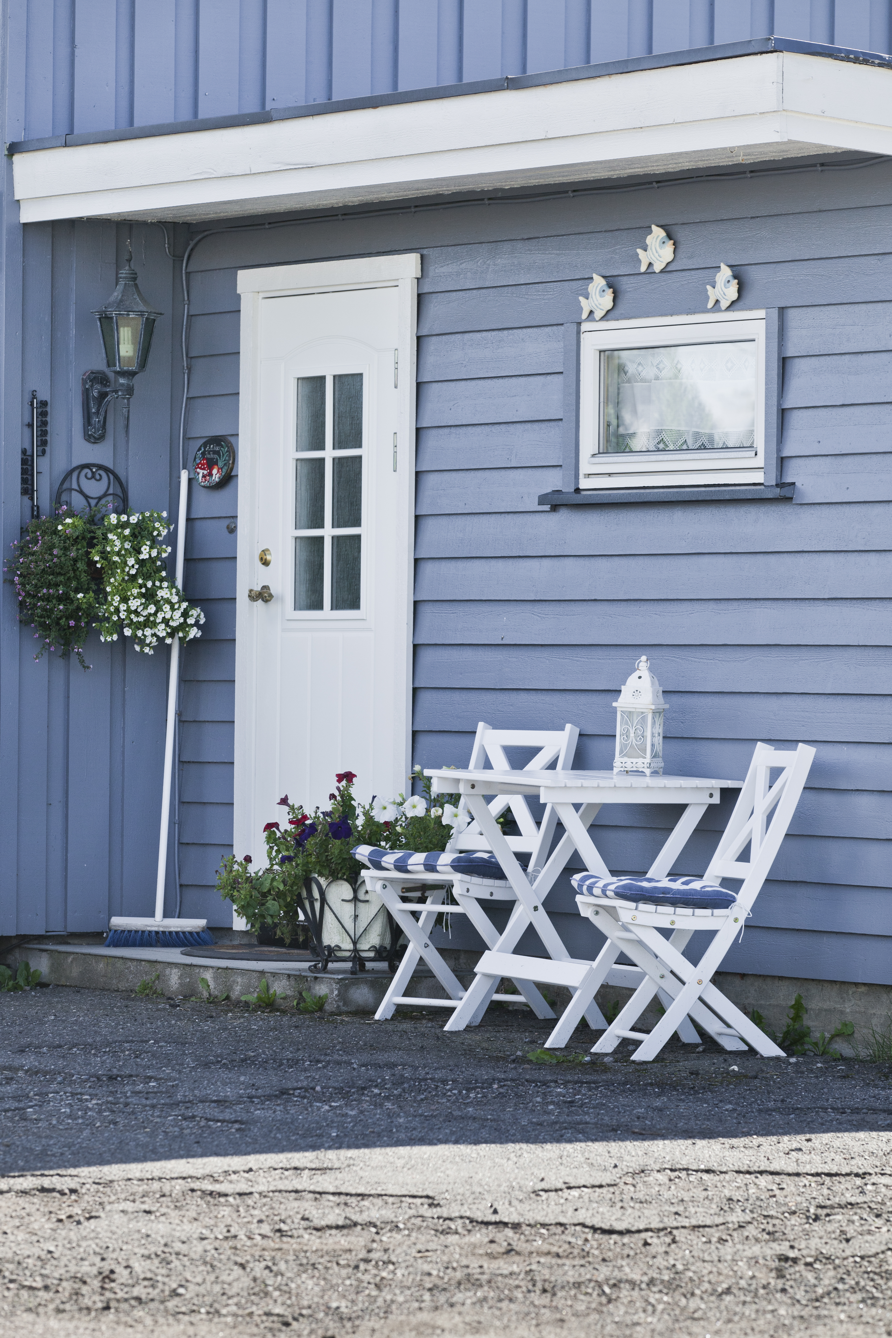 blått hus med hvitt 