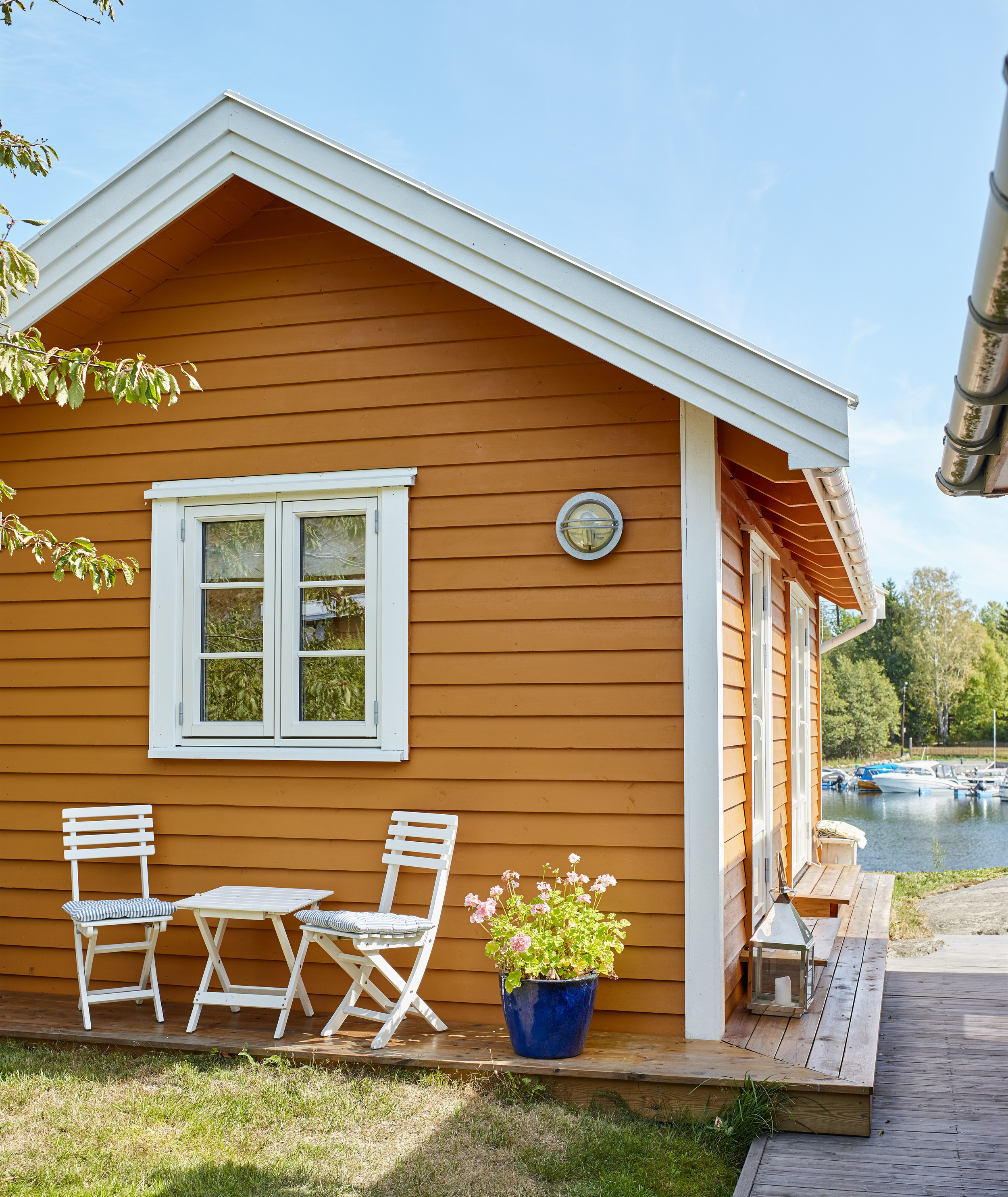 gult sommerhus stoler