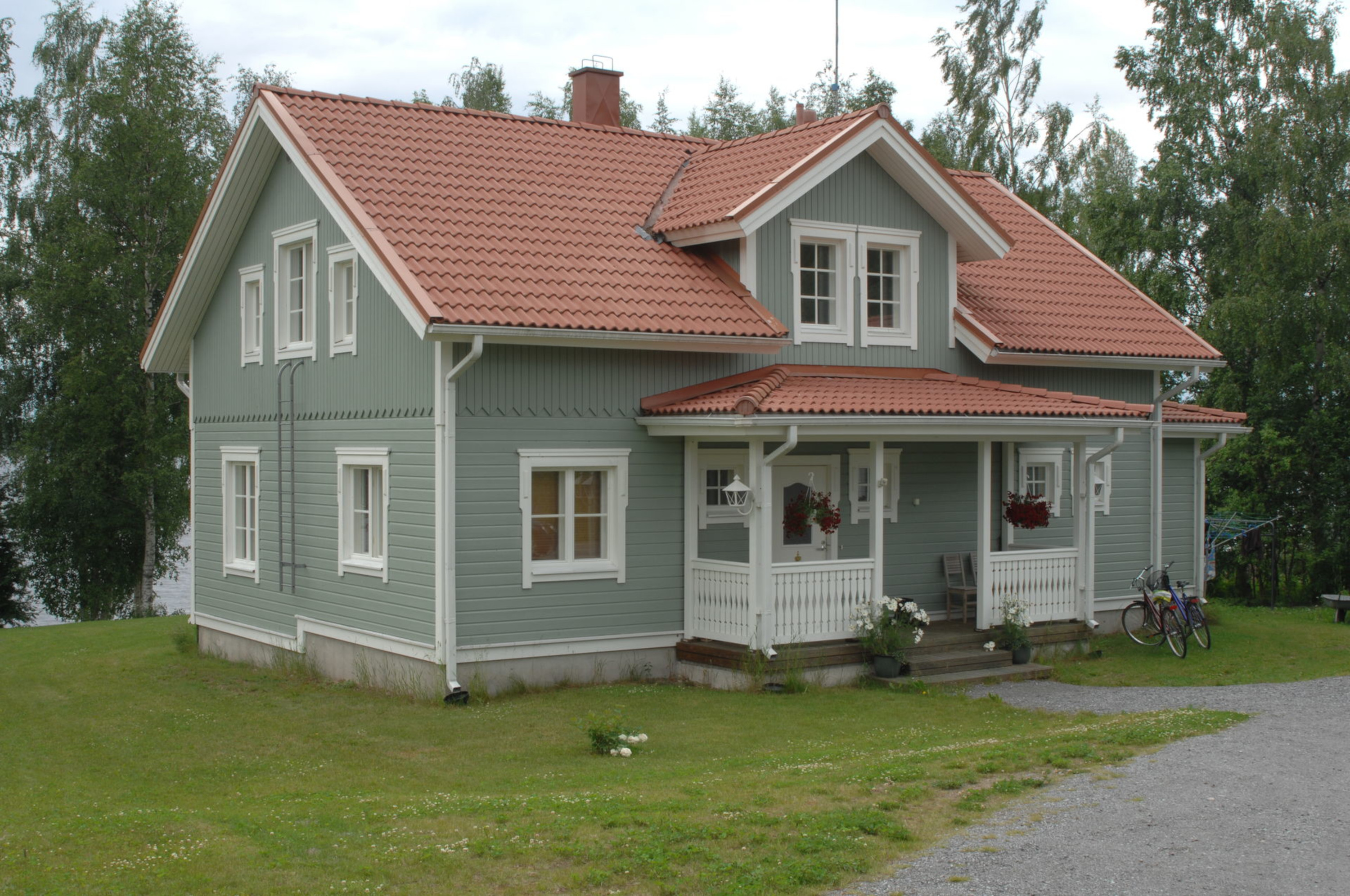 grønt hus klassisk hage hvite detaljer