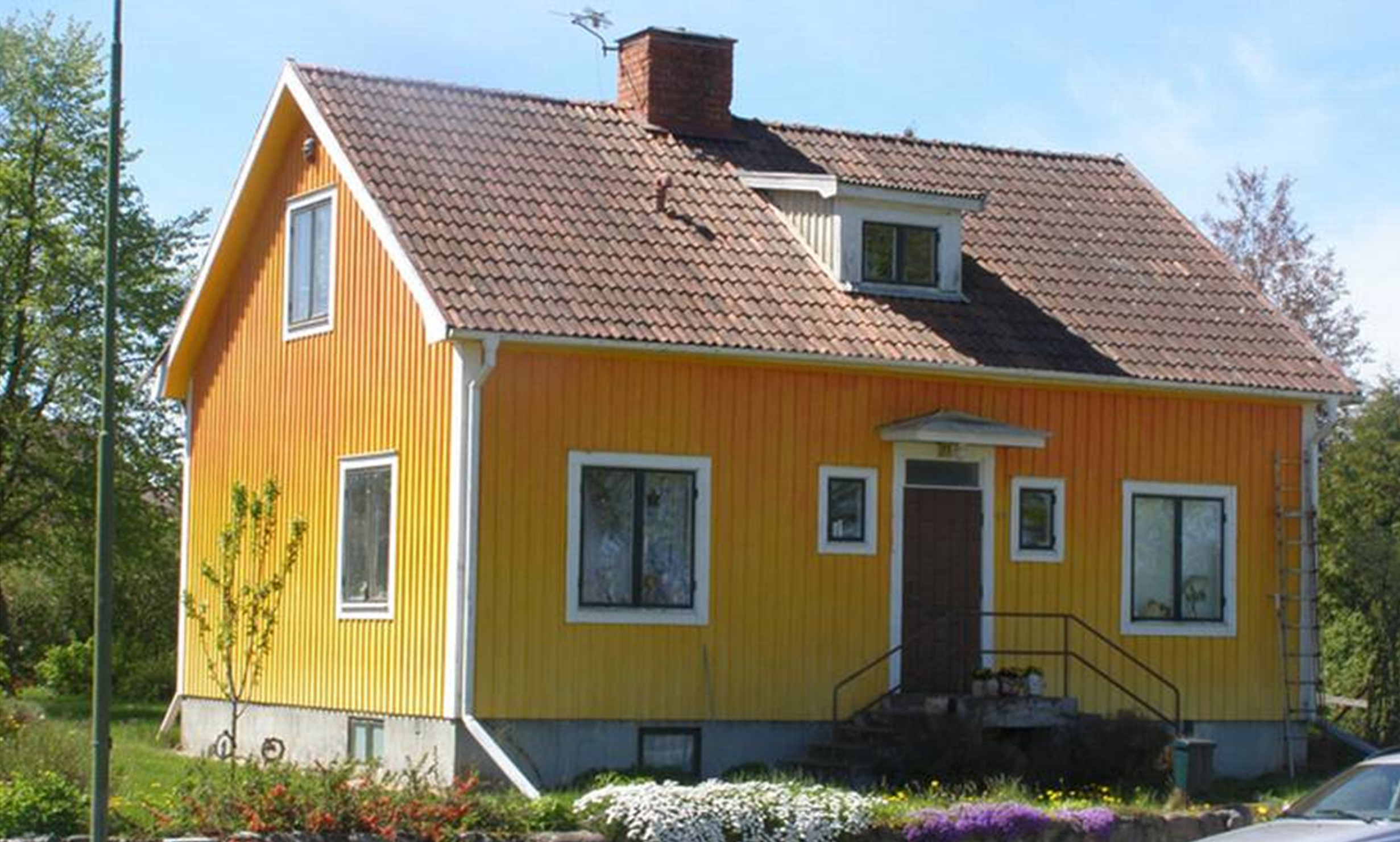 I Sverige er de strenge. Bernth Uhno må male om fordi fargesettingen ikke er 