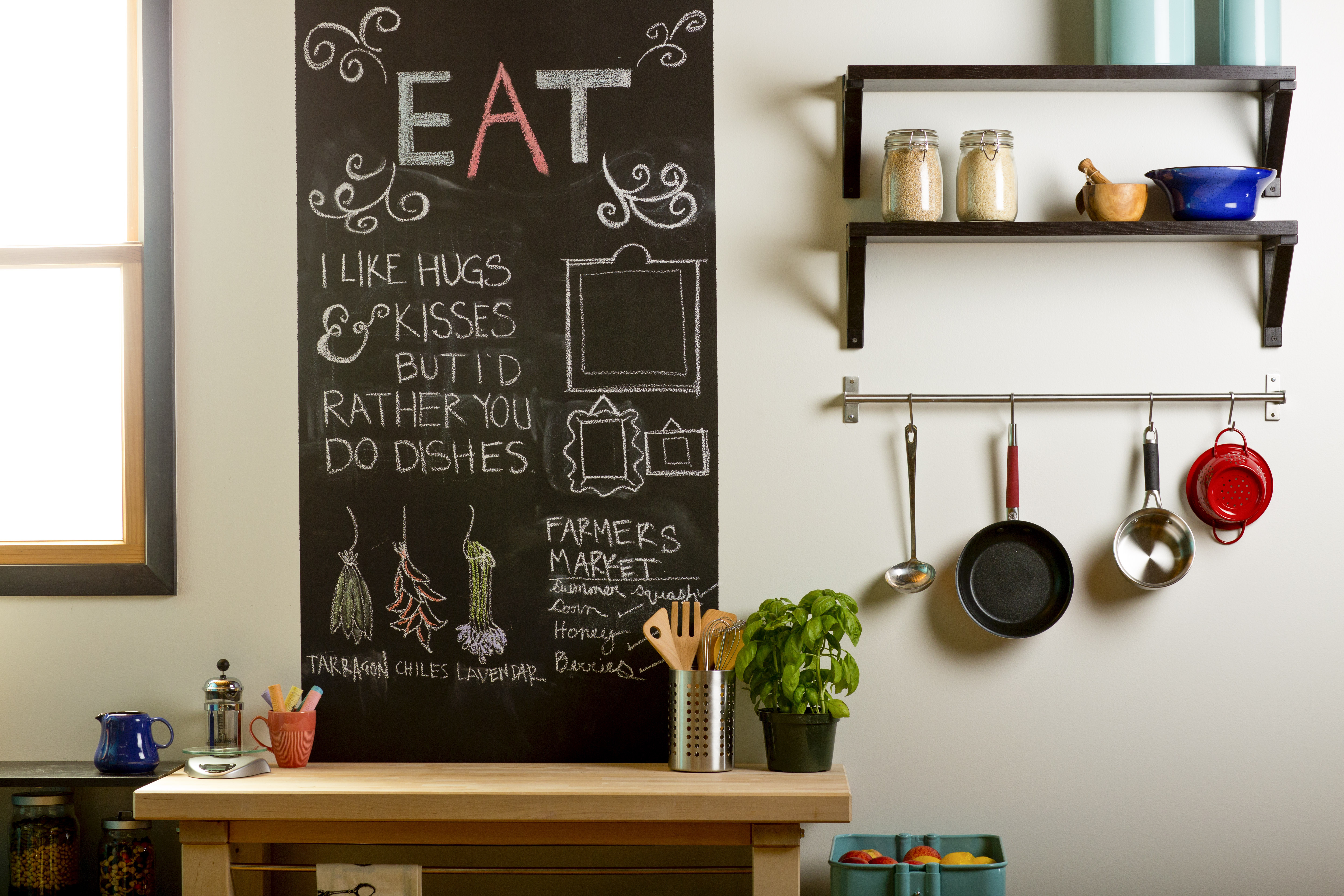 HUSKELISTE: Et felt på veggen påført tavlemaling kan brukes som meldingsboks, huskeliste og til pynt.  (Foto: Alanor)