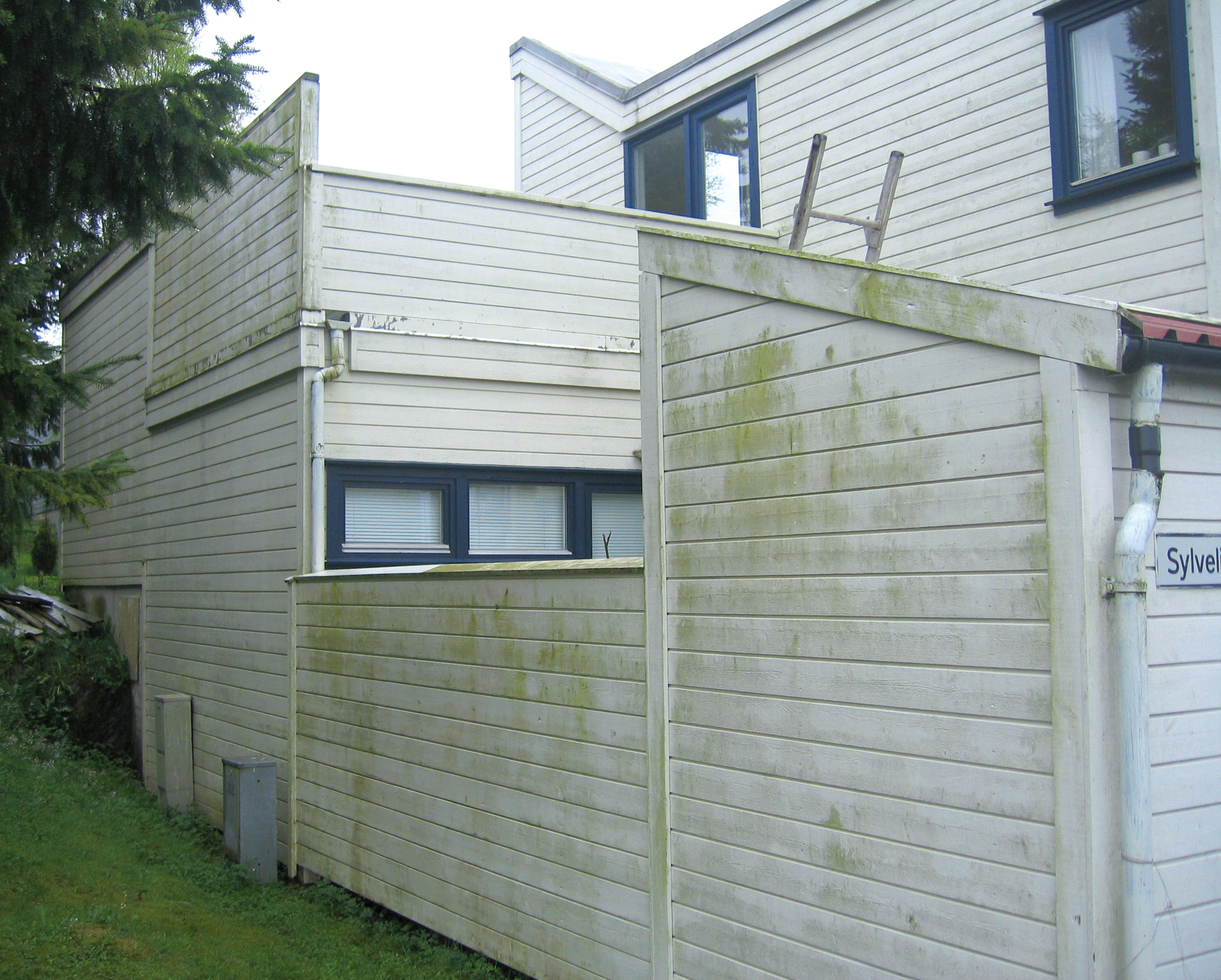 Vegger mot nord er mer utsatt for begroing, mens malingen p&aring; vegger mot s&oslash;r- og &oslash;st slites mer.