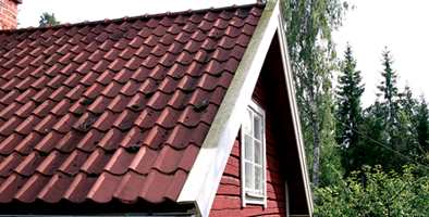 Ta en kikk på taket og se etter mose, begroing, rusk i takrenner, og undersøk malingen på vannbrettene.