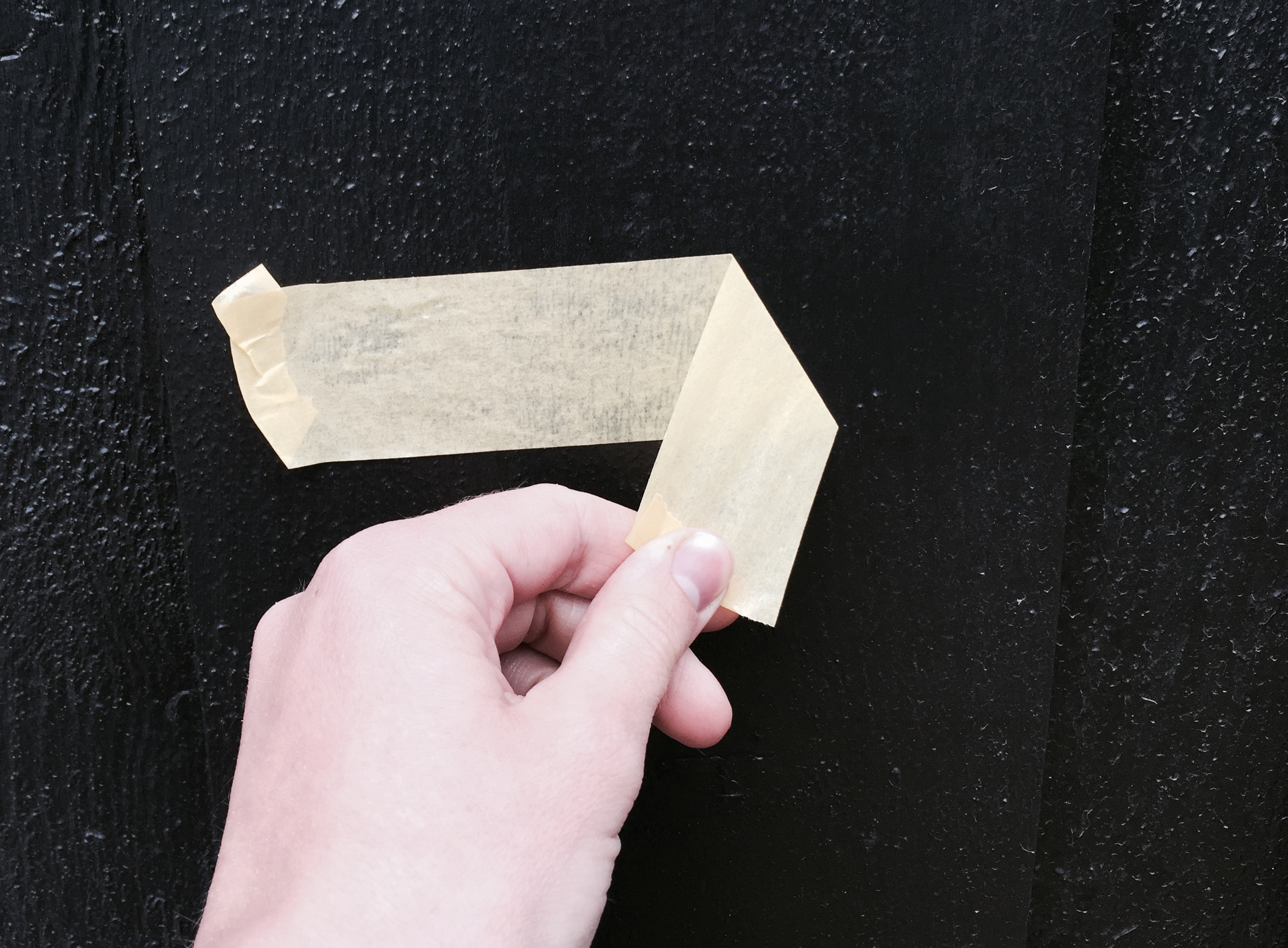 D&aring;rlig vedheft oppdages ved &aring; sette en stripe tape p&aring; veggen, og la den sitte en stund. N&aring;r du s&aring; drar av tapen, ser du raskt om malingen f&oslash;lger med eller ikke.&nbsp;Foto: &Aring;shild Nyhus Tyssen/ifi.no