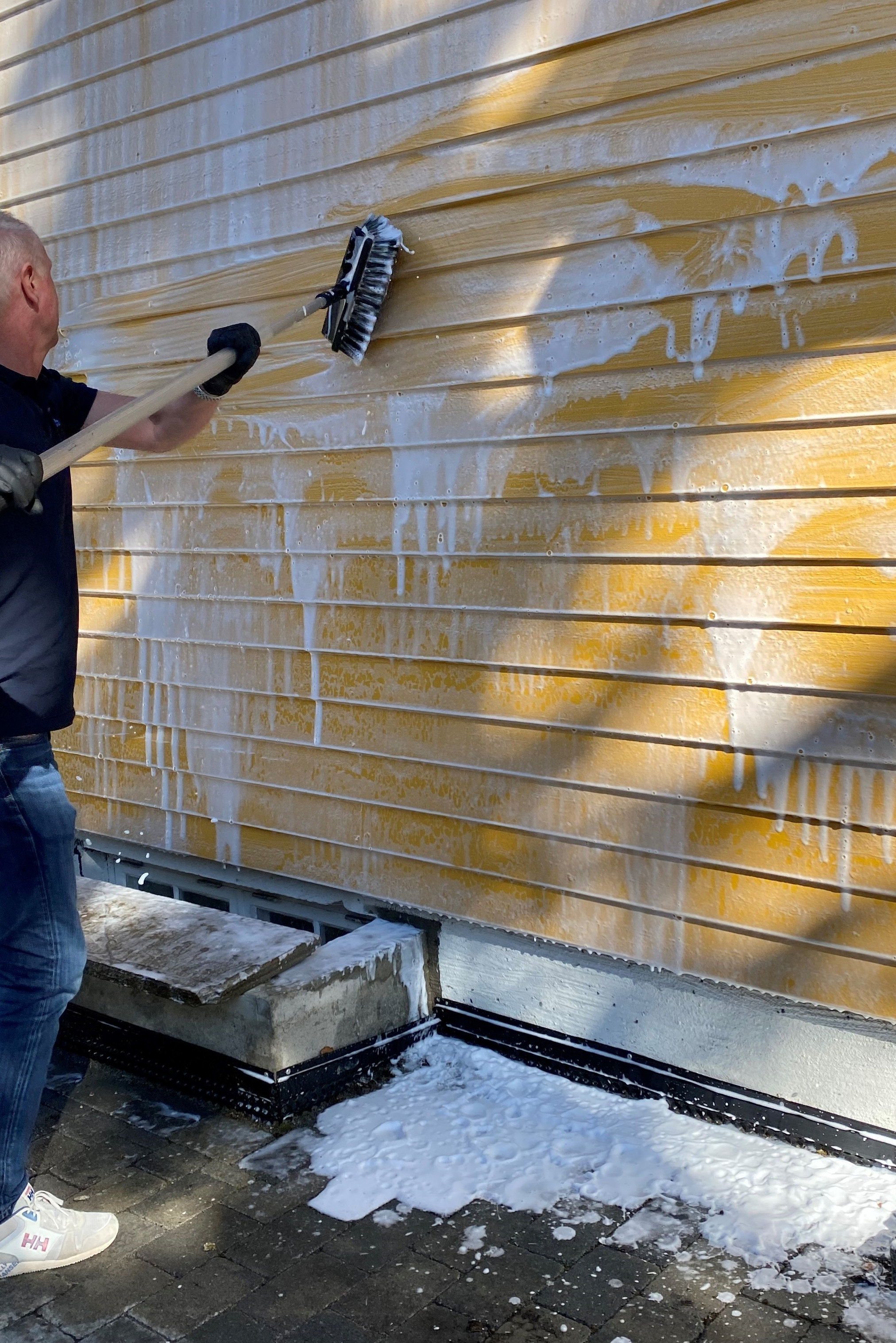 gult hus såpeskum kost