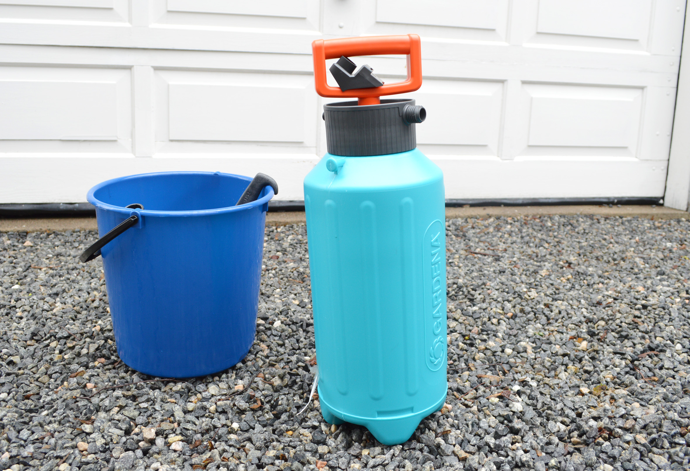 Pumpekanne eller lavtrykkspr&oslash;yte og 10-litersb&oslash;tte er bra &aring; ha.