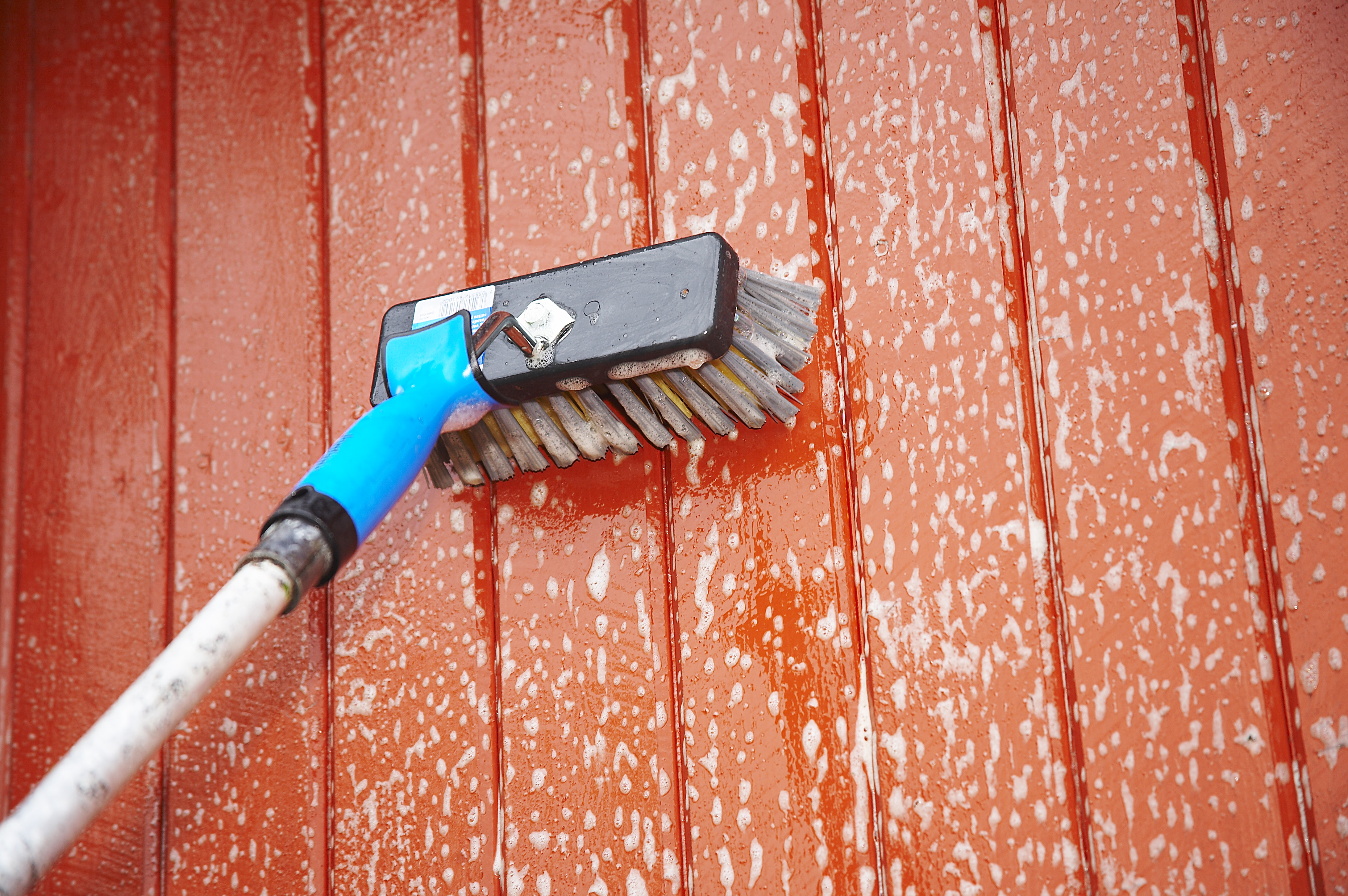 Vask grundig med rengjøringsmiddel beregnet til bruk før maling.