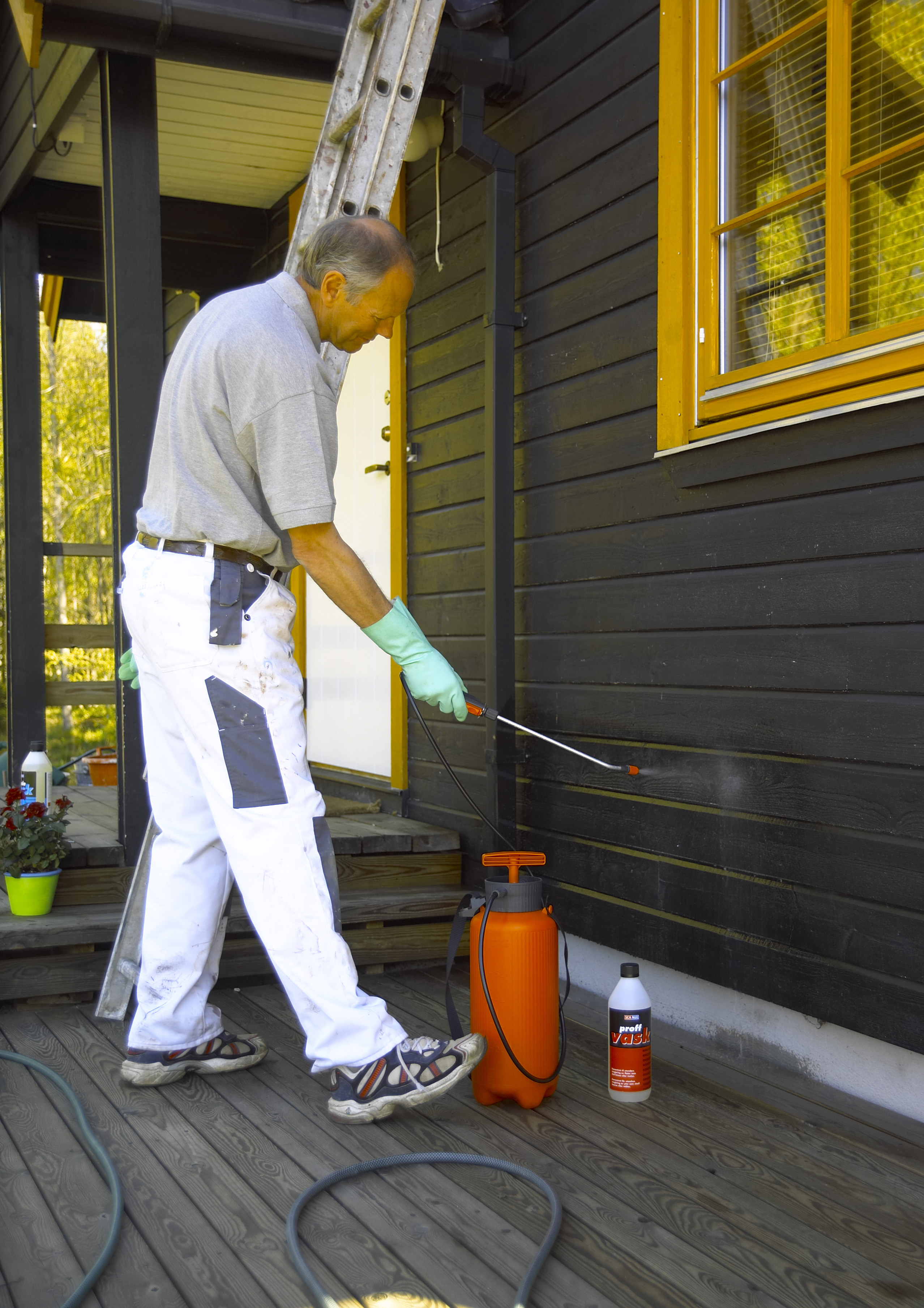 Behandling av bart treverk på hus