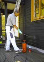 Etter børsting bør du påføre et sopp- og algedrepende middel. Etter veggen er tørr kan du grunne eller male på nytt.