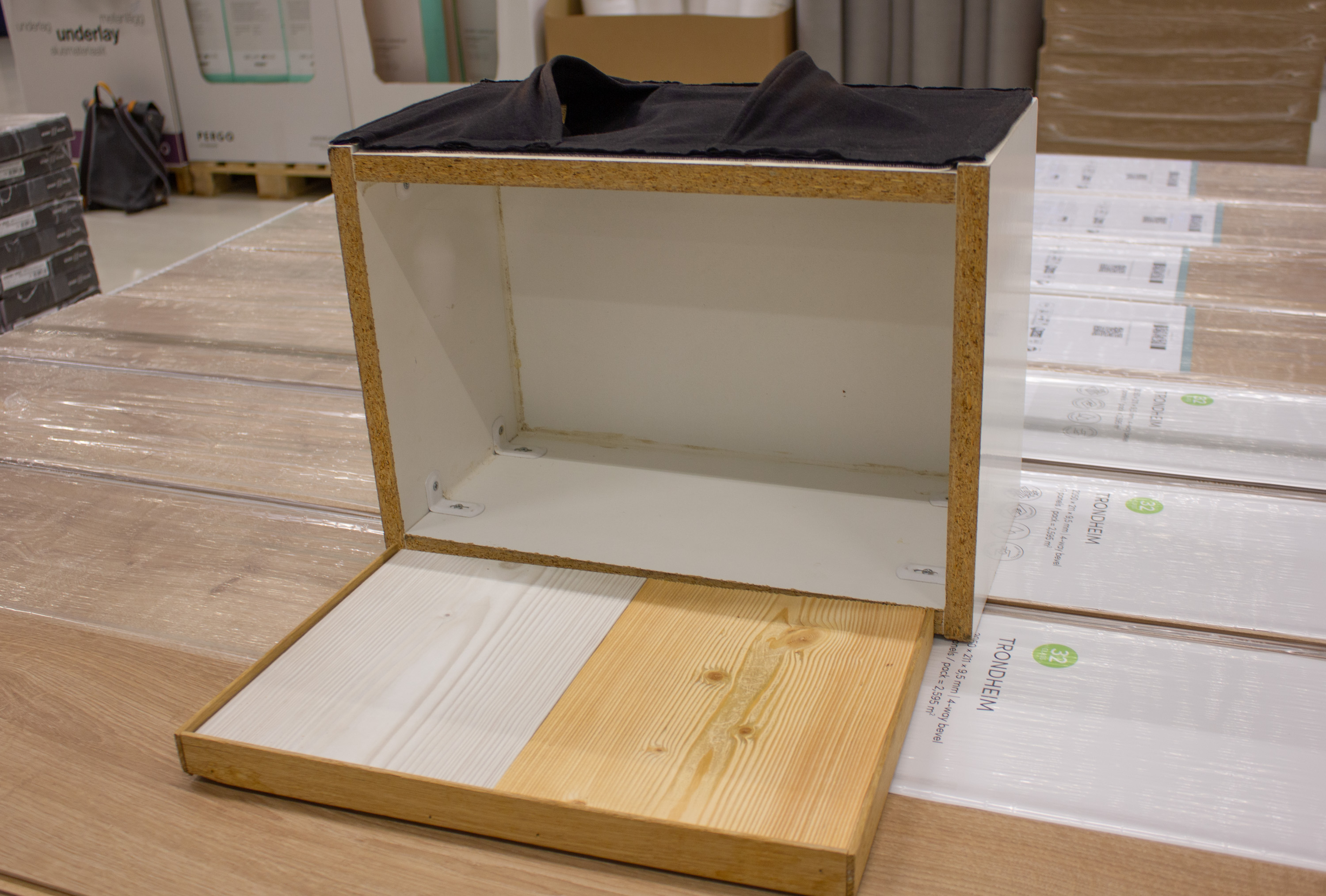 Tafseboksen, laminat og børstet furu