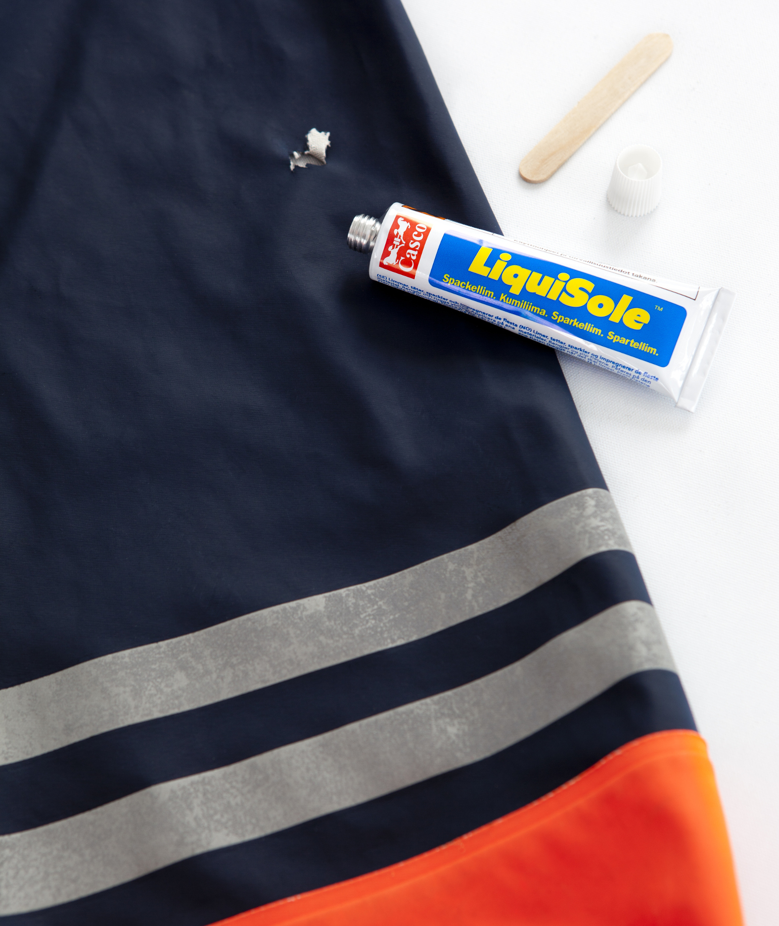 HVERDAGSLIM: Navnelapper i regntøyet eller en rift i arbeidsjakka. «Liquisole» er limet som holder hverdagslivet flytende. – Dette limet kan også brukes på grovere tekstiler, forteller Arne-Johnny Tveraabak.