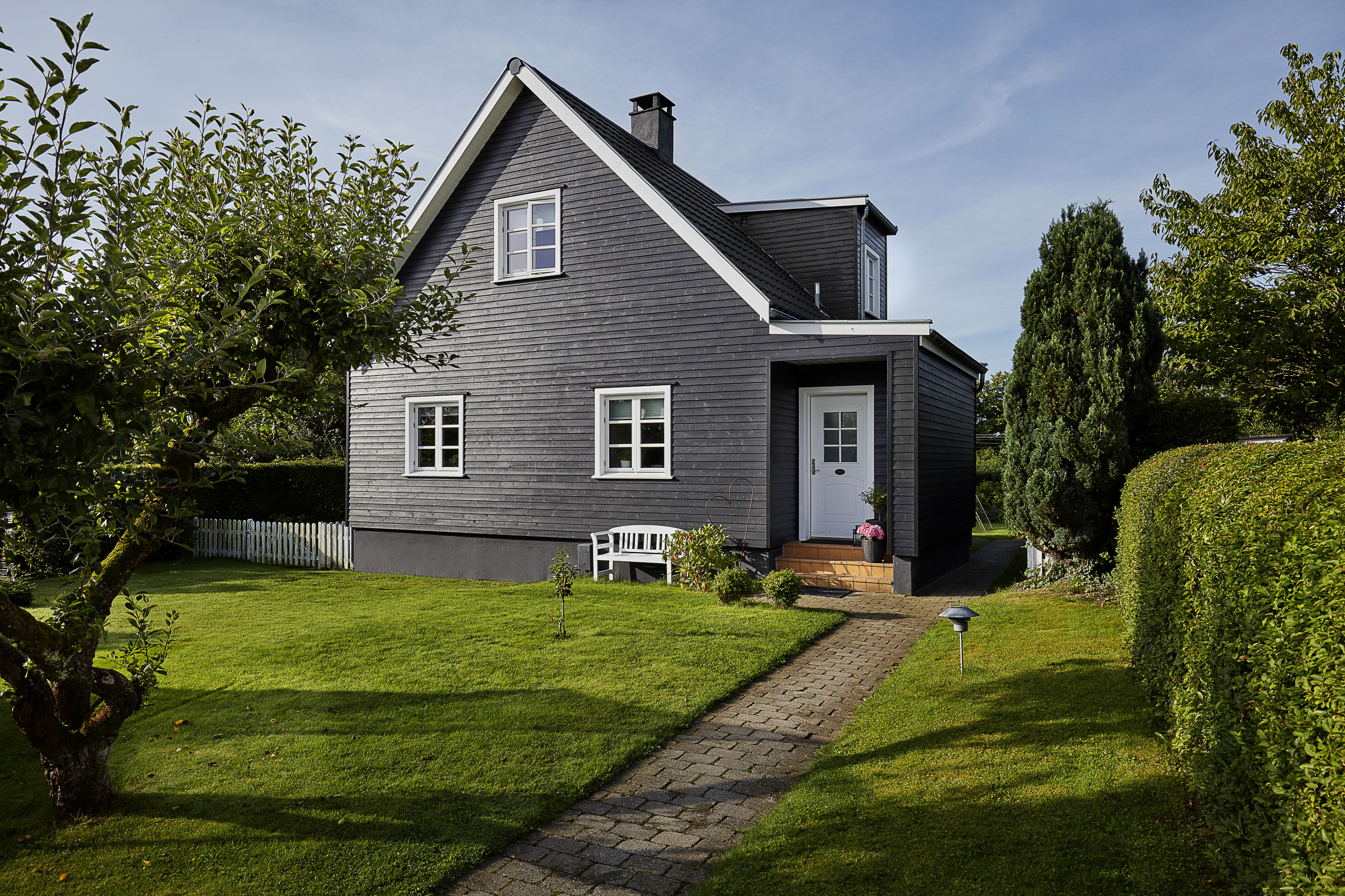 Grått hus grå grunnmur