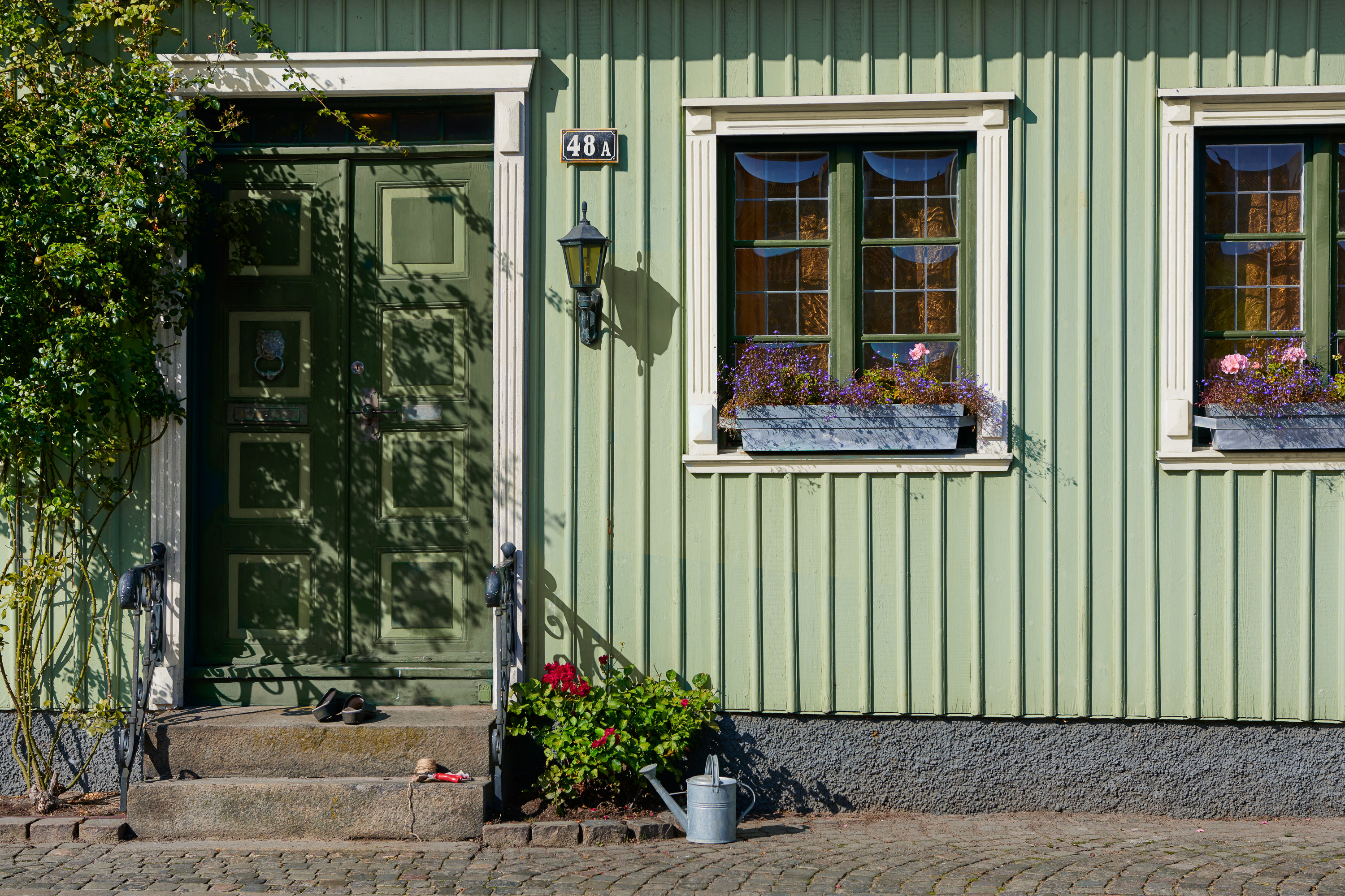 Grønt hus grå grunnmur