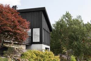 SORT HUS: Mange i Norge har de siste årene valgt å male huset sort. Hvit grunnmur får huset til å 