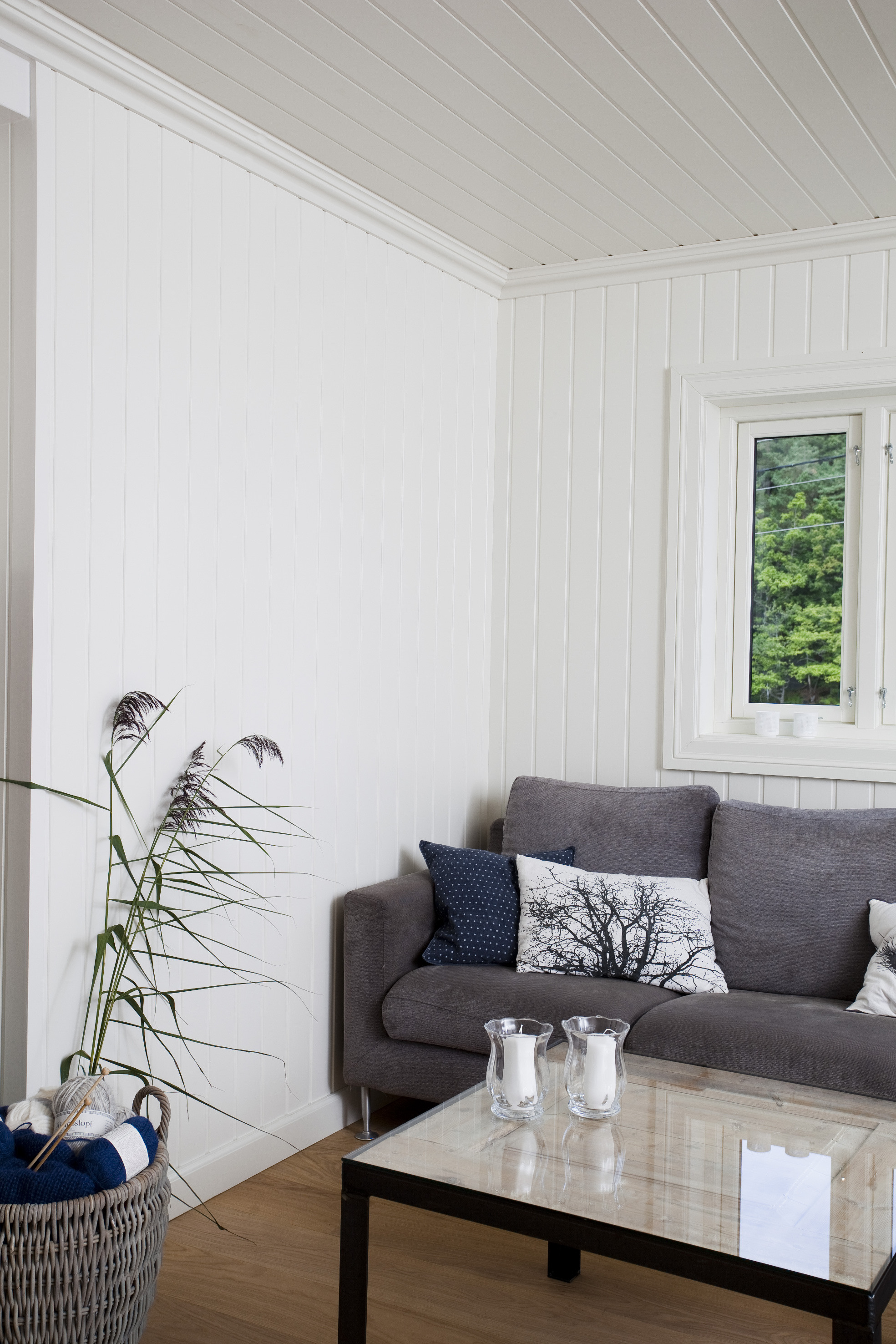 Kvistfrie panelplater i heltre er å få i en ren hvitfarge. 